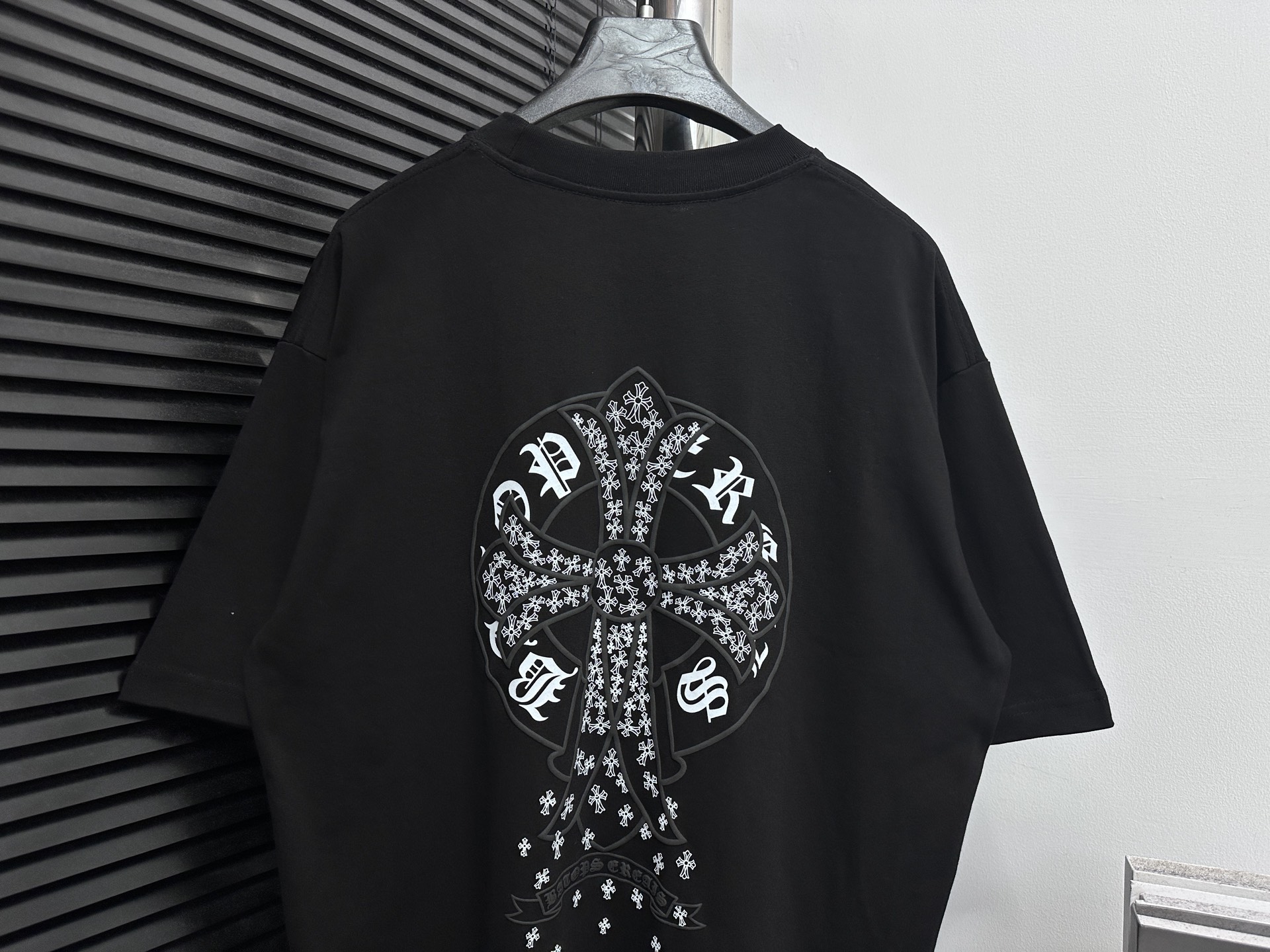 ￼ P105

【ChromeHearts】克罗心 25ss发泡圆领T恤
原版面料 官方同款  短袖T恤
定制260克同缸染面料  手感非常舒服  
春夏最新砖柜同步  时尚又个性  超级百搭好看                
男女都非常合适  人手必备款 
吊牌 领标 水洗麦 三标齐全
颜色: 黑色 白色
尺码：XS-L