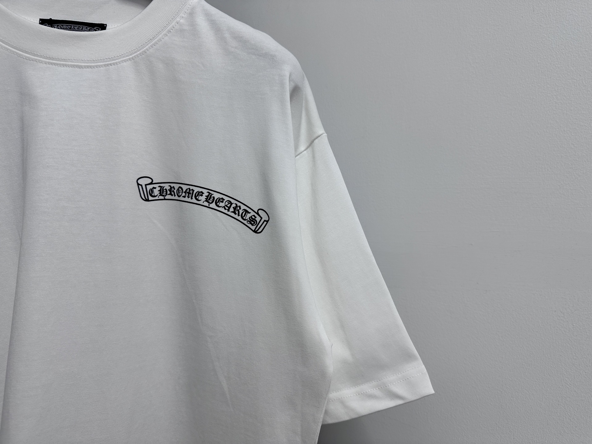 ￼ P100

【ChromeHearts】克罗心 25ss印花圆领T恤
原版面料 官方同款  短袖T恤
定制260克同缸染面料  手感非常舒服  
春夏最新砖柜同步  时尚又个性  超级百搭好看                
男女都非常合适  人手必备款 
吊牌 领标 水洗麦 三标齐全
颜色: 黑色 白色
尺码：XS-L