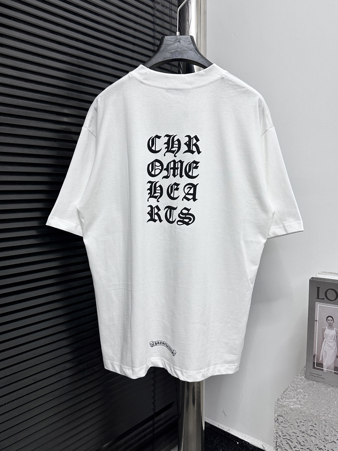 ￼ P100

【ChromeHearts】克罗心 25ss印花圆领T恤
原版面料 官方同款  短袖T恤
定制260克同缸染面料  手感非常舒服  
春夏最新砖柜同步  时尚又个性  超级百搭好看                
男女都非常合适  人手必备款 
吊牌 领标 水洗麦 三标齐全
颜色: 黑色 白色
尺码：XS-L
