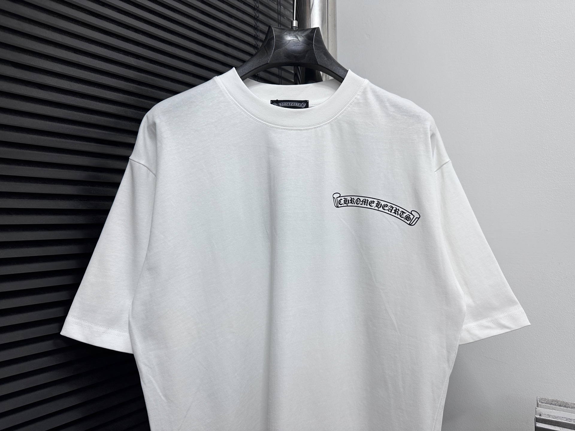￼ P100

【ChromeHearts】克罗心 25ss印花圆领T恤
原版面料 官方同款  短袖T恤
定制260克同缸染面料  手感非常舒服  
春夏最新砖柜同步  时尚又个性  超级百搭好看                
男女都非常合适  人手必备款 
吊牌 领标 水洗麦 三标齐全
颜色: 黑色 白色
尺码：XS-L