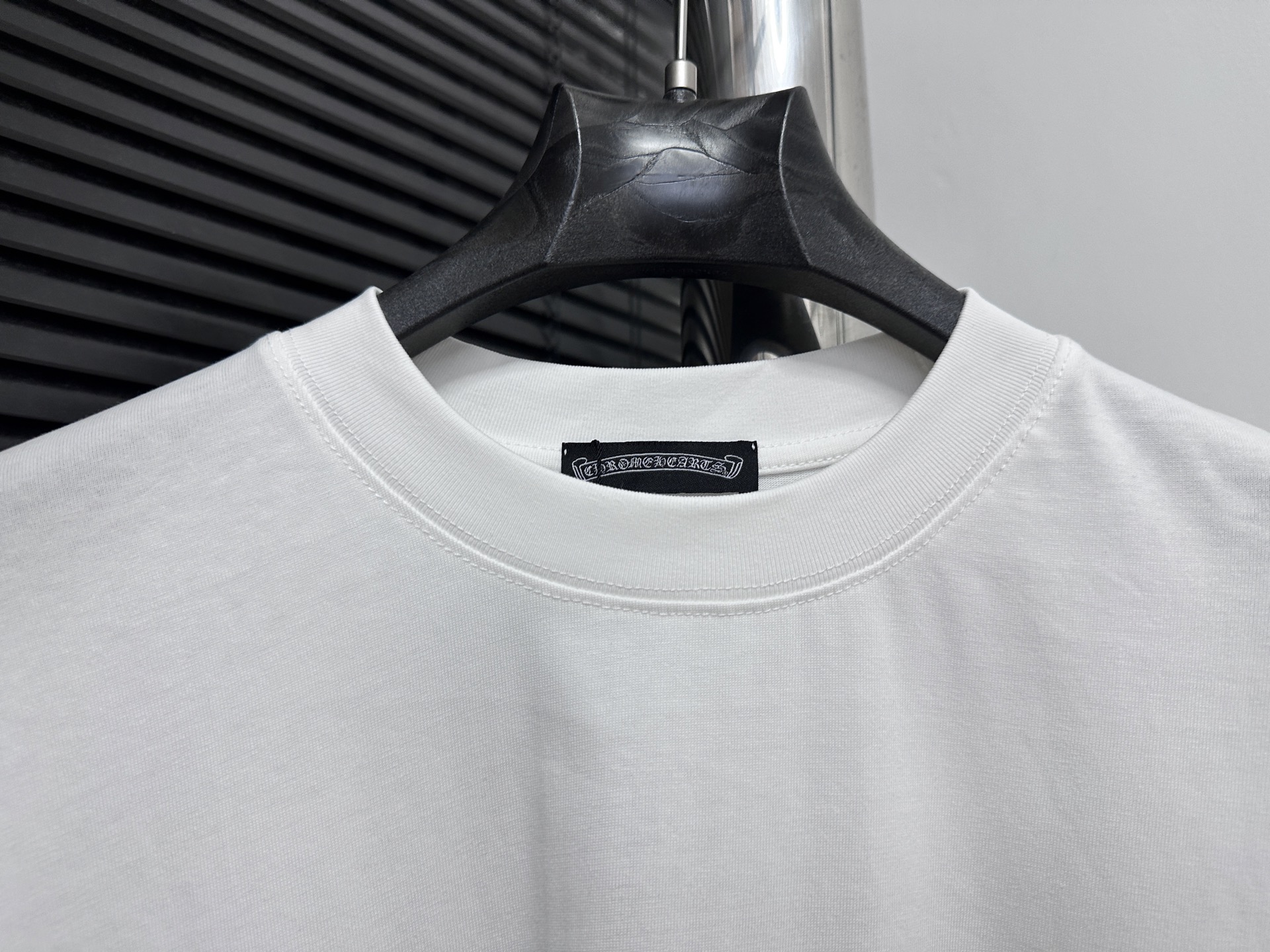 ￼ P100

【ChromeHearts】克罗心 25ss印花圆领T恤
原版面料 官方同款  短袖T恤
定制260克同缸染面料  手感非常舒服  
春夏最新砖柜同步  时尚又个性  超级百搭好看                
男女都非常合适  人手必备款 
吊牌 领标 水洗麦 三标齐全
颜色: 黑色 白色
尺码：XS-L