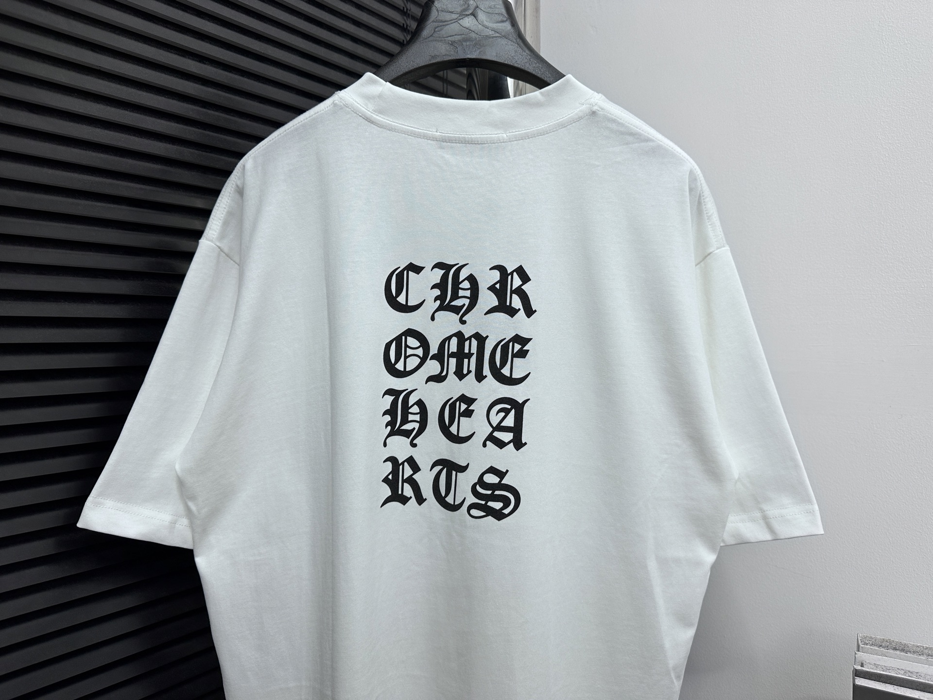 ￼ P100

【ChromeHearts】克罗心 25ss印花圆领T恤
原版面料 官方同款  短袖T恤
定制260克同缸染面料  手感非常舒服  
春夏最新砖柜同步  时尚又个性  超级百搭好看                
男女都非常合适  人手必备款 
吊牌 领标 水洗麦 三标齐全
颜色: 黑色 白色
尺码：XS-L
