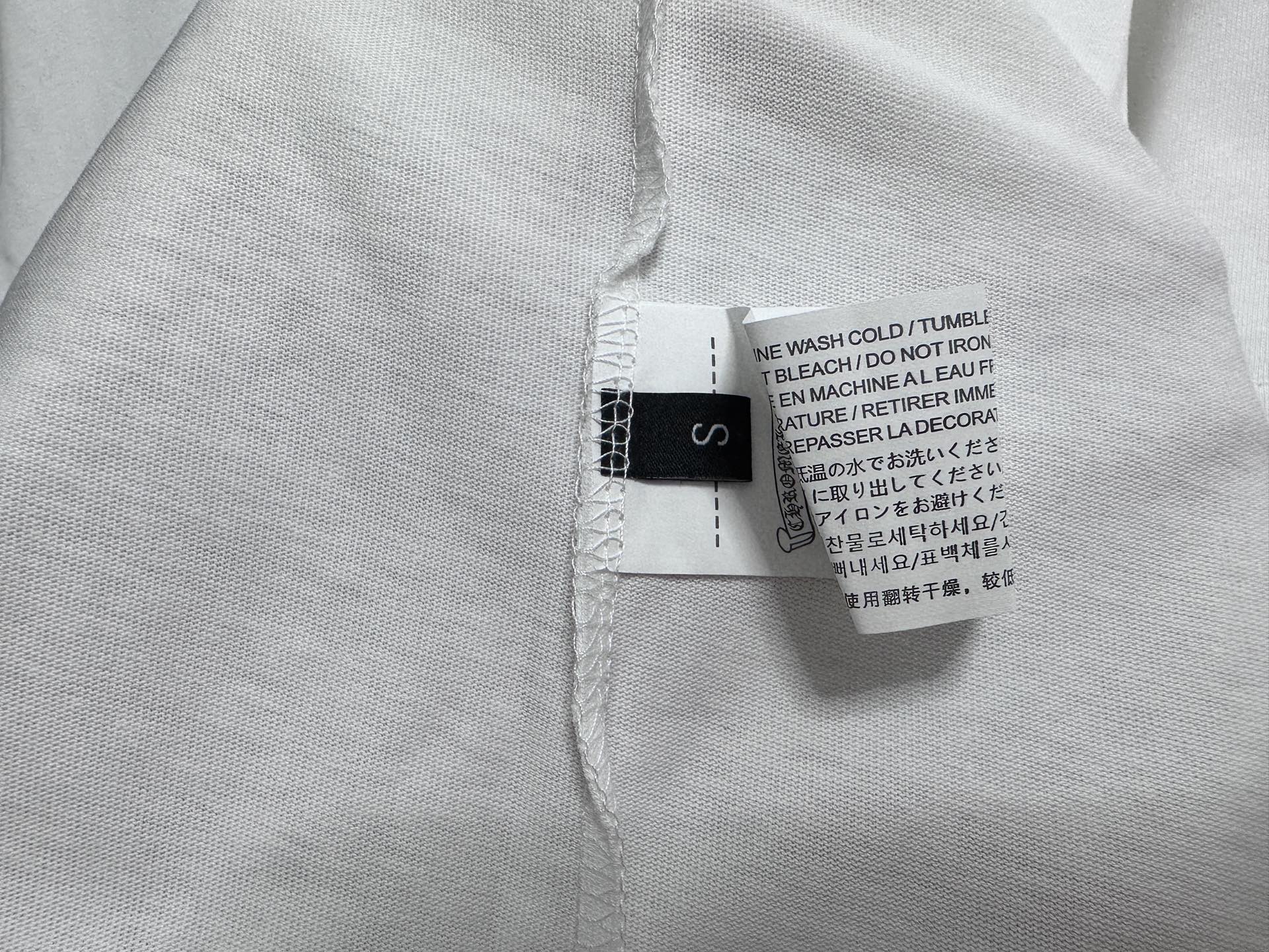 ￼ P100

【ChromeHearts】克罗心 25ss印花圆领T恤
原版面料 官方同款  短袖T恤
定制260克同缸染面料  手感非常舒服  
春夏最新砖柜同步  时尚又个性  超级百搭好看                
男女都非常合适  人手必备款 
吊牌 领标 水洗麦 三标齐全
颜色: 黑色 白色
尺码：XS-L
