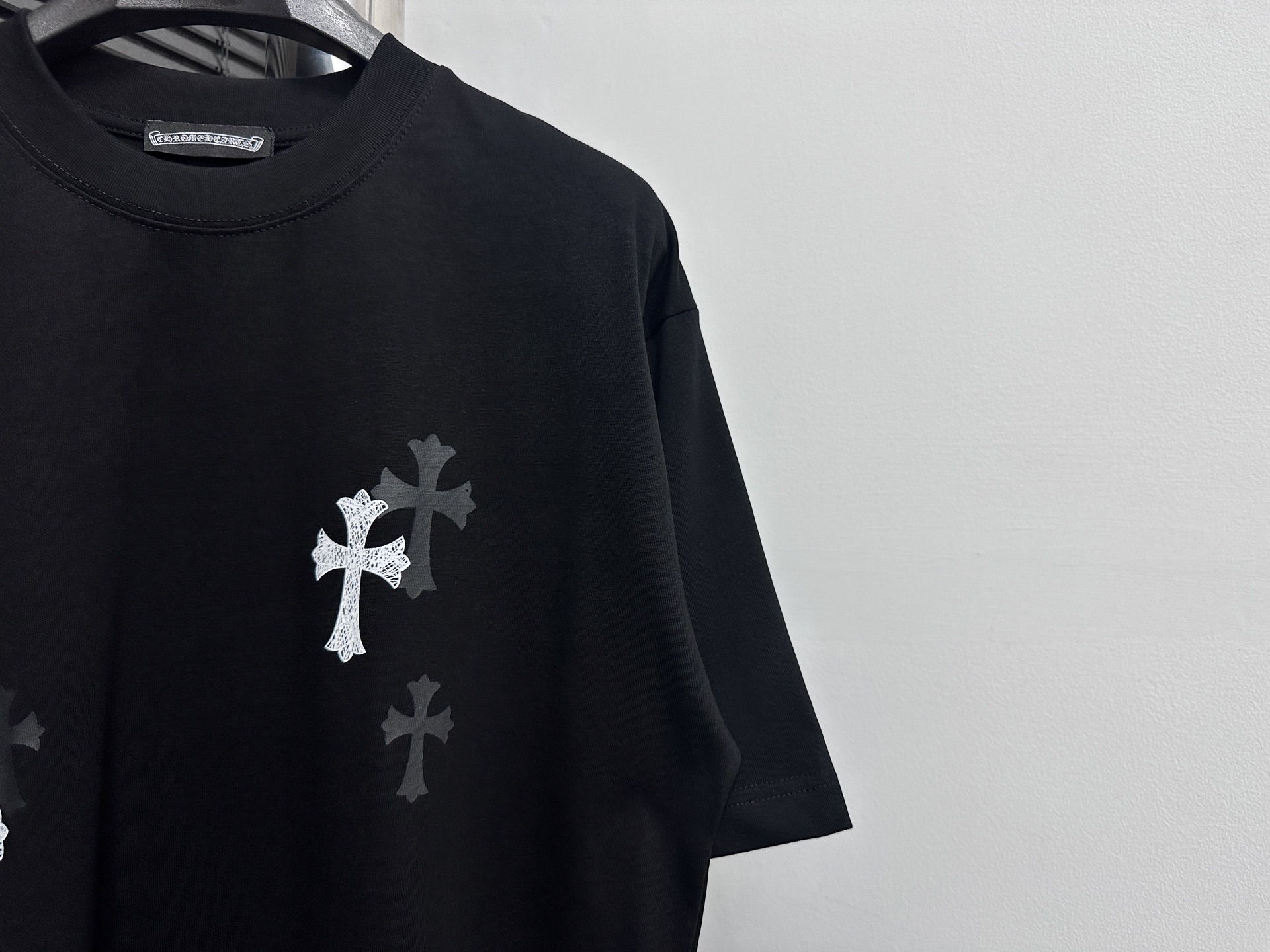 ￼ P100

【ChromeHearts】克罗心 25ss印花圆领T恤
原版面料 官方同款  短袖T恤
定制260克同缸染面料  手感非常舒服  
春夏最新砖柜同步  时尚又个性  超级百搭好看                
男女都非常合适  人手必备款 
吊牌 领标 水洗麦 三标齐全
颜色: 黑色 白色
尺码：XS-L