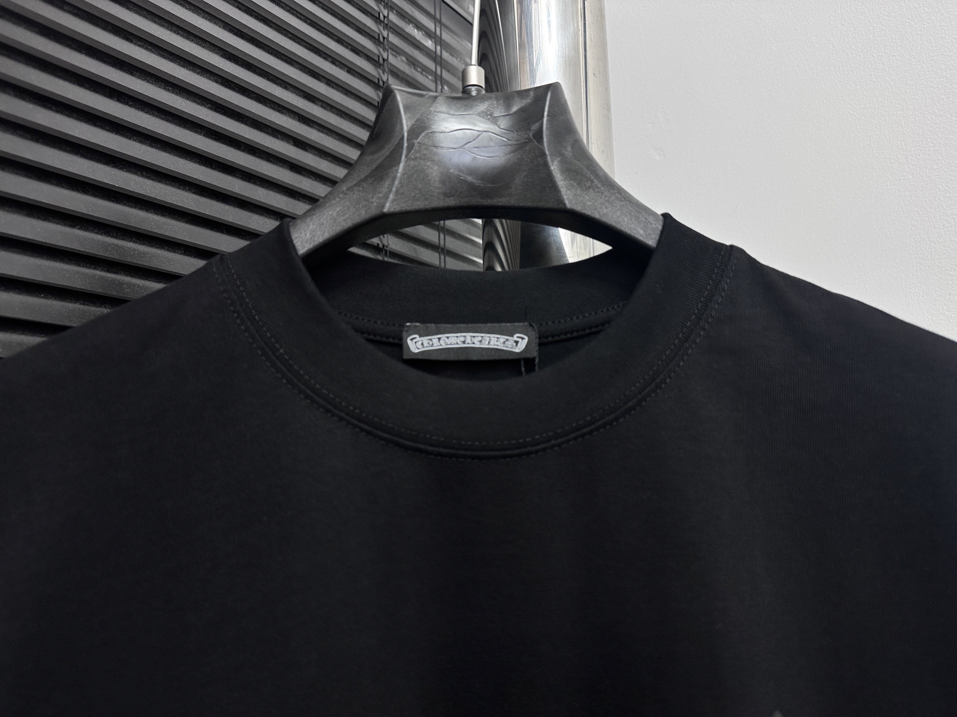 ￼ P100

【ChromeHearts】克罗心 25ss印花圆领T恤
原版面料 官方同款  短袖T恤
定制260克同缸染面料  手感非常舒服  
春夏最新砖柜同步  时尚又个性  超级百搭好看                
男女都非常合适  人手必备款 
吊牌 领标 水洗麦 三标齐全
颜色: 黑色 白色
尺码：XS-L