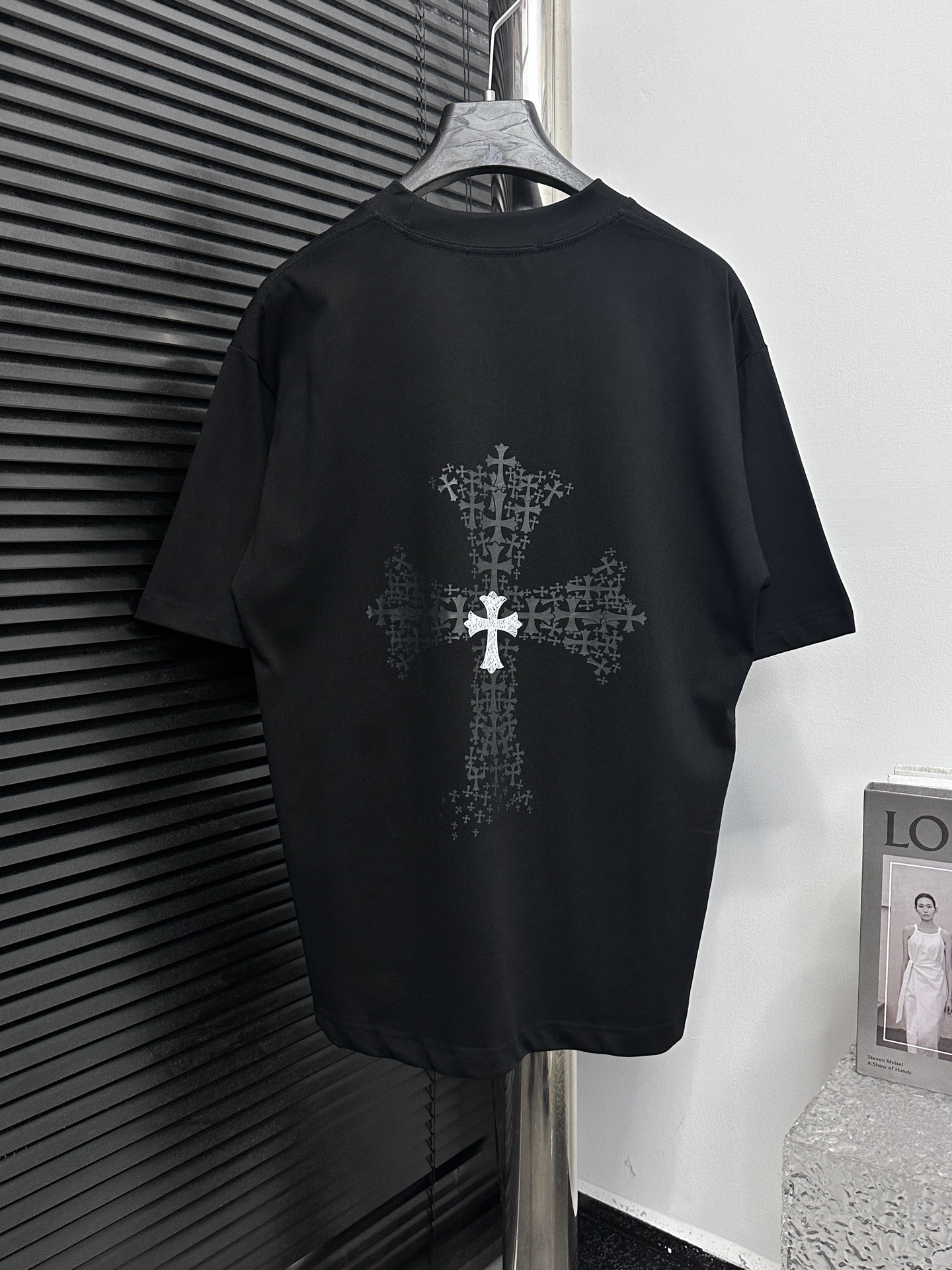 ￼ P100

【ChromeHearts】克罗心 25ss印花圆领T恤
原版面料 官方同款  短袖T恤
定制260克同缸染面料  手感非常舒服  
春夏最新砖柜同步  时尚又个性  超级百搭好看                
男女都非常合适  人手必备款 
吊牌 领标 水洗麦 三标齐全
颜色: 黑色 白色
尺码：XS-L