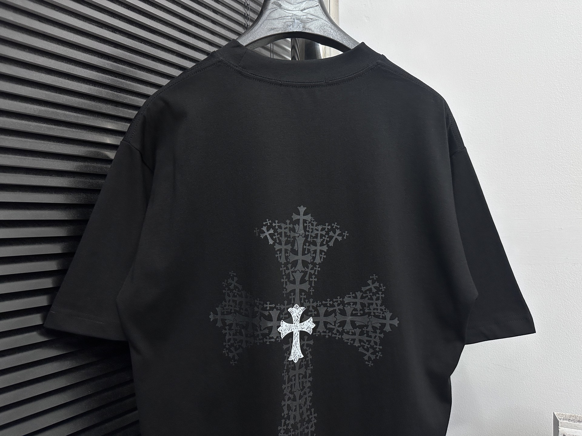 ￼ P100

【ChromeHearts】克罗心 25ss印花圆领T恤
原版面料 官方同款  短袖T恤
定制260克同缸染面料  手感非常舒服  
春夏最新砖柜同步  时尚又个性  超级百搭好看                
男女都非常合适  人手必备款 
吊牌 领标 水洗麦 三标齐全
颜色: 黑色 白色
尺码：XS-L