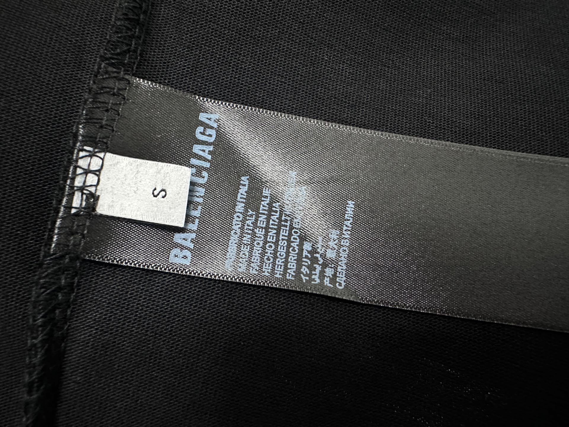 P100

【BALENCIAGA 】巴黎25ss字母印花短袖T恤 
定织定染280克精梳棉重磅面料 螺纹零色差 细节完美 区别市面通货版本 欢迎对比 男女同款 
颜色：白色 黑色
尺码：XS-L