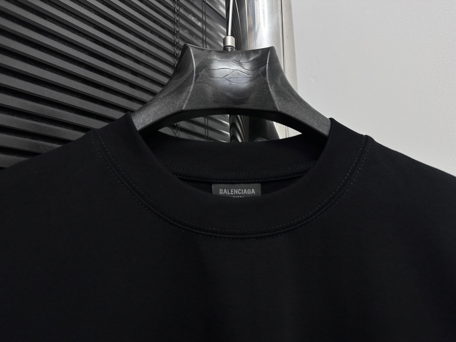 P100

【BALENCIAGA 】巴黎25ss字母印花短袖T恤 
定织定染280克精梳棉重磅面料 螺纹零色差 细节完美 区别市面通货版本 欢迎对比 男女同款 
颜色：白色 黑色
尺码：XS-L