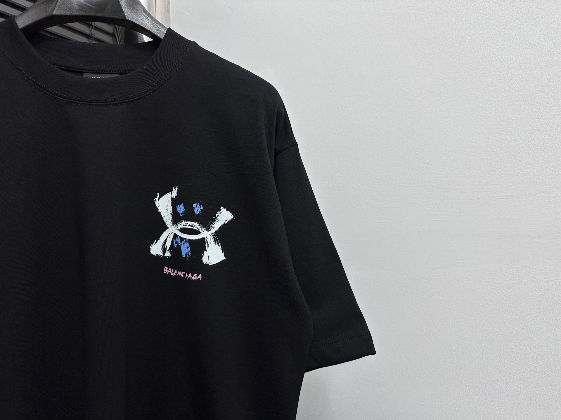 P100

【BALENCIAGA 】巴黎25ss字母印花短袖T恤 
定织定染280克精梳棉重磅面料 螺纹零色差 细节完美 区别市面通货版本 欢迎对比 男女同款 
颜色：白色 黑色
尺码：XS-L