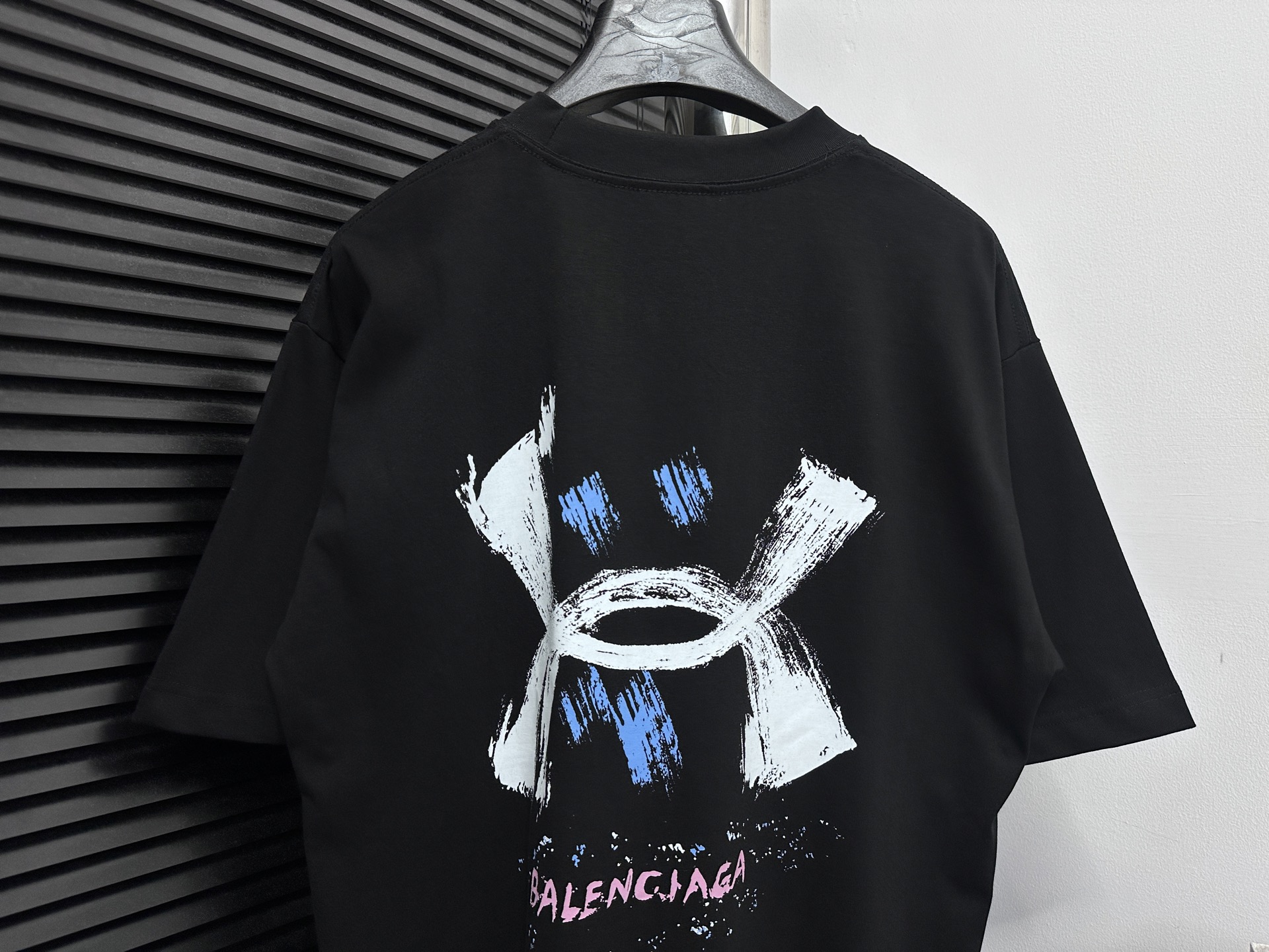 P100

【BALENCIAGA 】巴黎25ss字母印花短袖T恤 
定织定染280克精梳棉重磅面料 螺纹零色差 细节完美 区别市面通货版本 欢迎对比 男女同款 
颜色：白色 黑色
尺码：XS-L