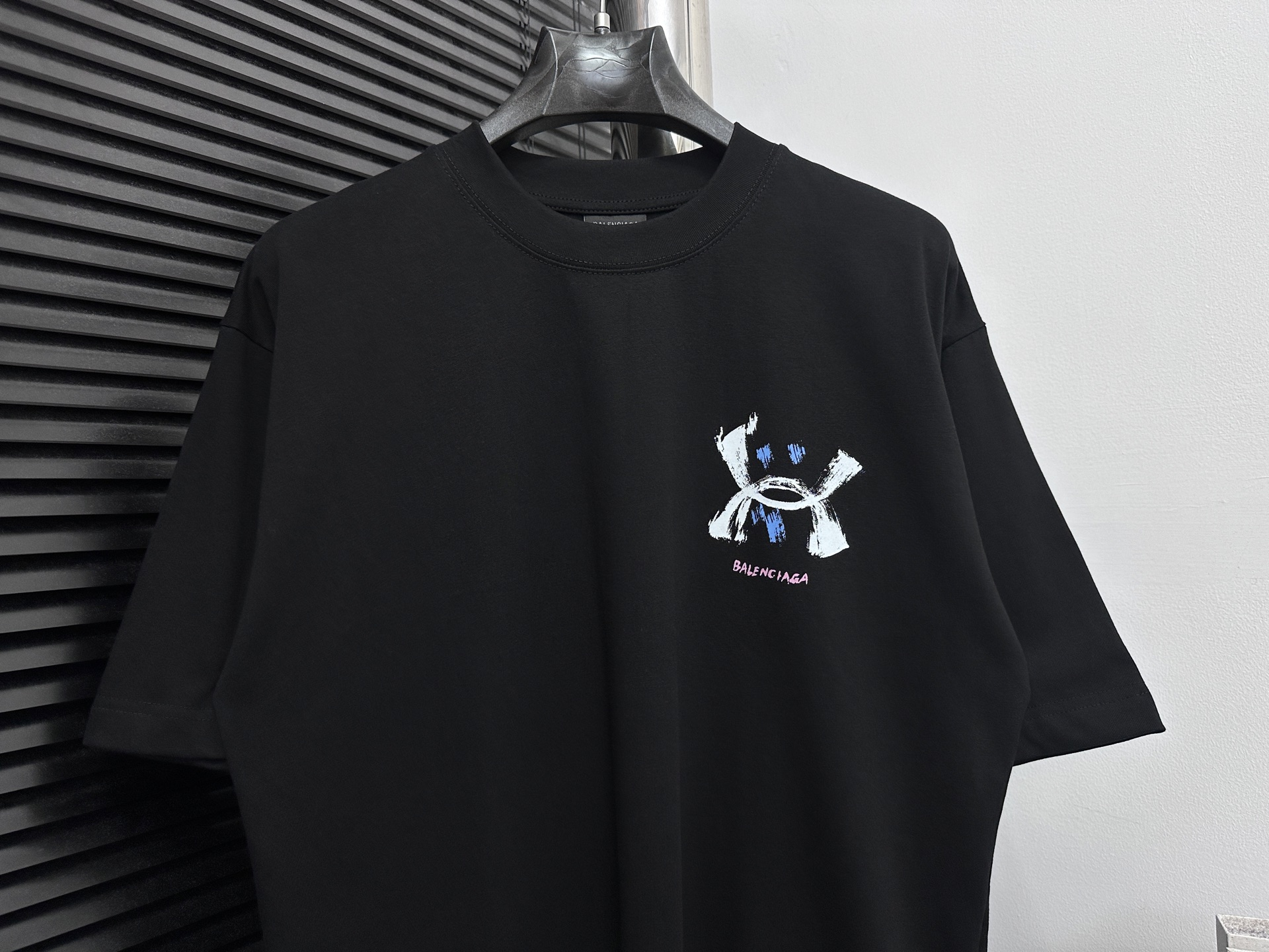 P100

【BALENCIAGA 】巴黎25ss字母印花短袖T恤 
定织定染280克精梳棉重磅面料 螺纹零色差 细节完美 区别市面通货版本 欢迎对比 男女同款 
颜色：白色 黑色
尺码：XS-L