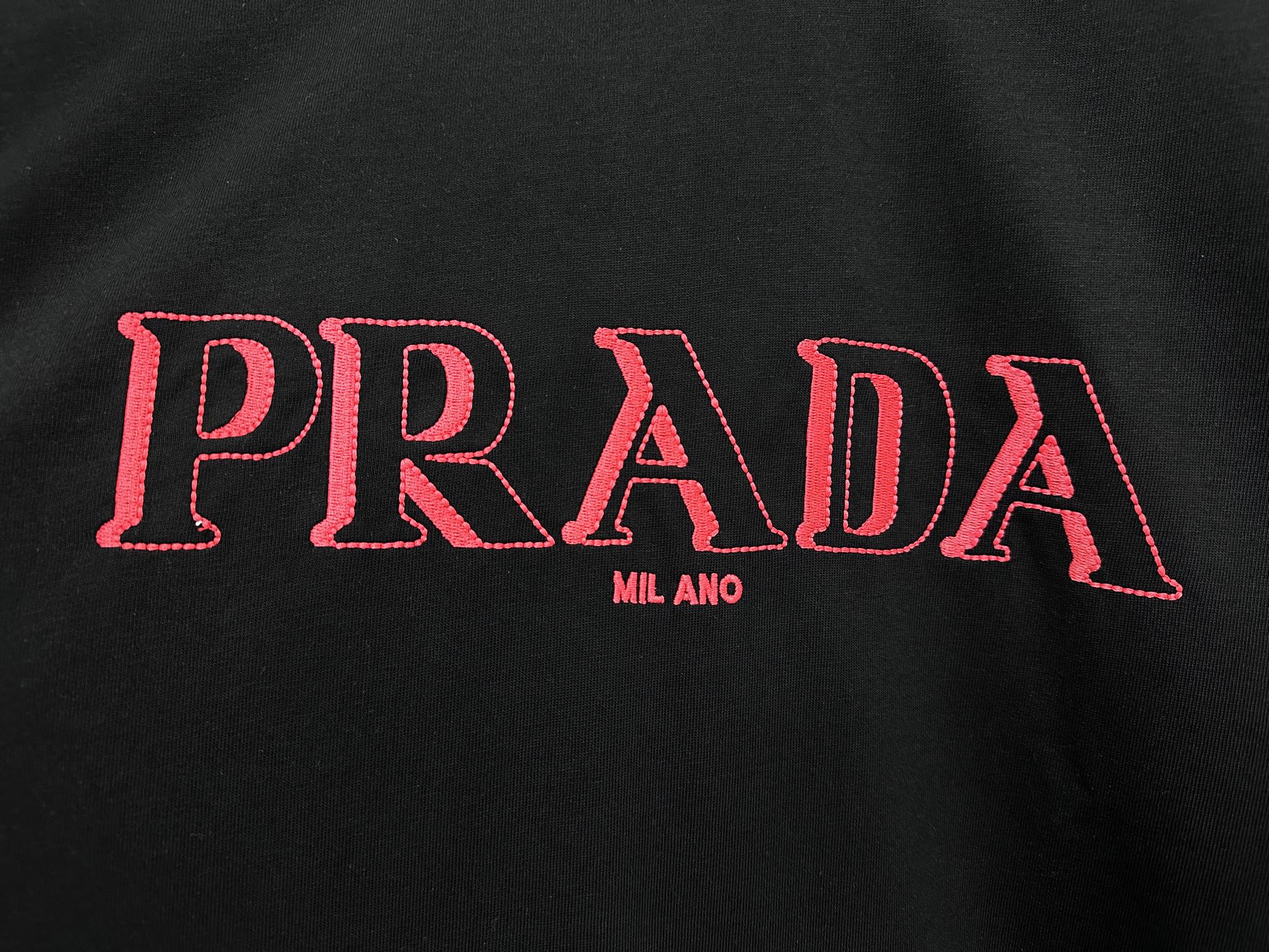 ￼ ￼ P105

【Prada】普拉达25ss刺绣字母短袖T恤
280克定制棉，面料柔软舒适，全新设计灵感，极具时尚代表性!手感舒适透气!极为时尚耐看有腔调，上身效果高端大气，极致有型的百搭款!
尺码：XS-L
