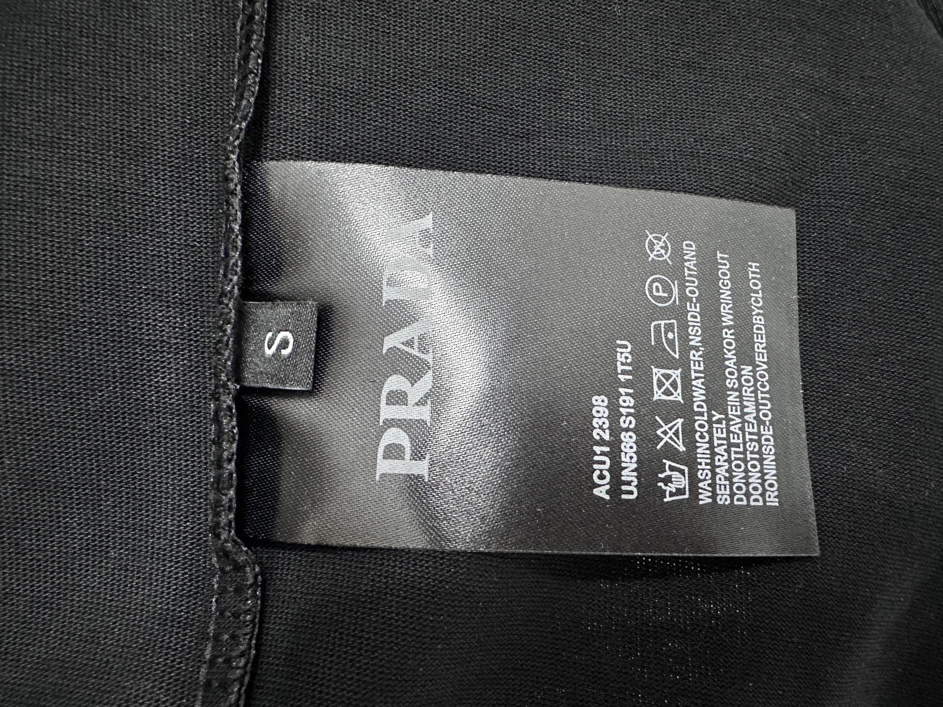 ￼ ￼ P105

【Prada】普拉达25ss刺绣字母短袖T恤
280克定制棉，面料柔软舒适，全新设计灵感，极具时尚代表性!手感舒适透气!极为时尚耐看有腔调，上身效果高端大气，极致有型的百搭款!
尺码：XS-L