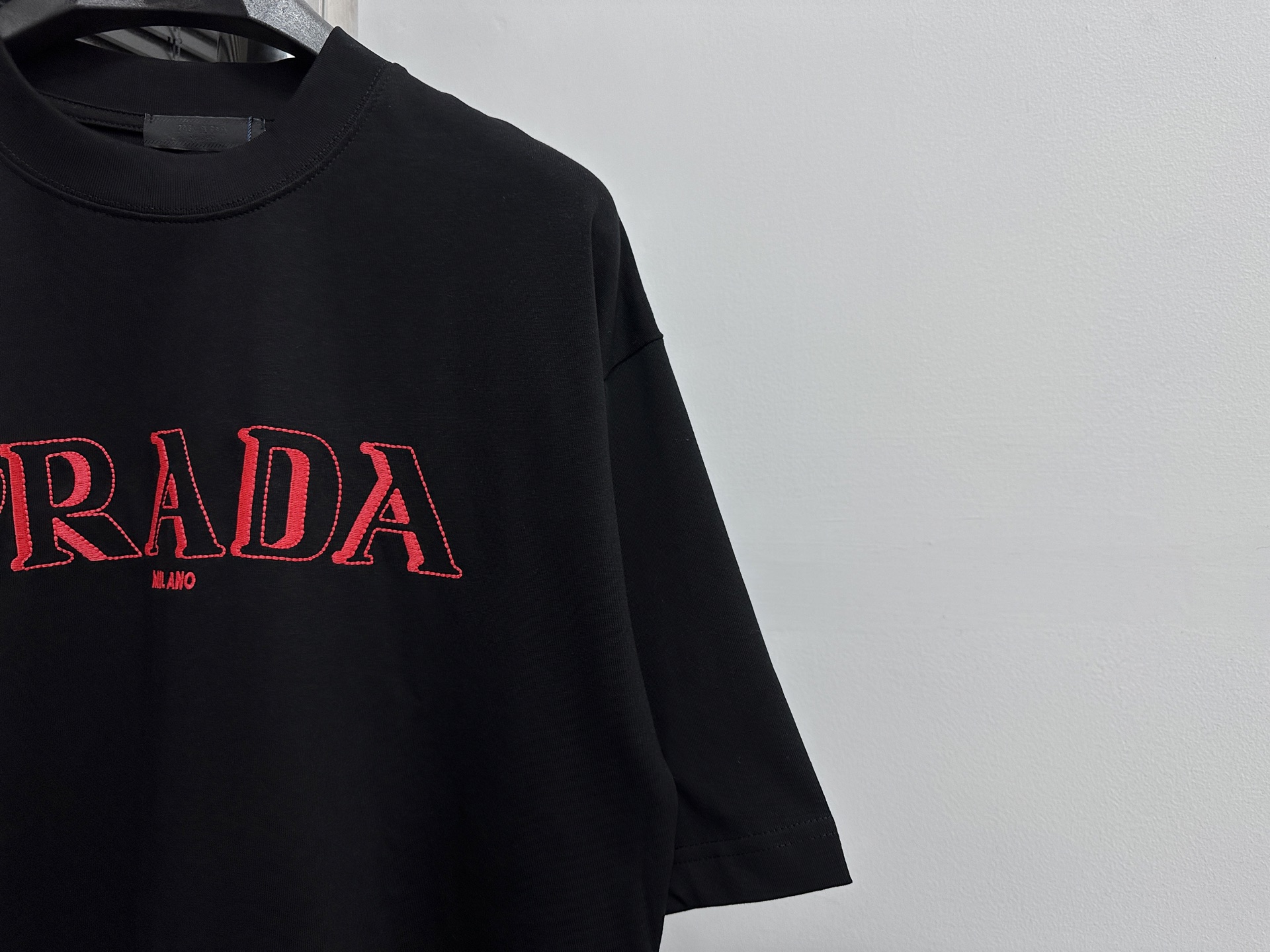 ￼ ￼ P105

【Prada】普拉达25ss刺绣字母短袖T恤
280克定制棉，面料柔软舒适，全新设计灵感，极具时尚代表性!手感舒适透气!极为时尚耐看有腔调，上身效果高端大气，极致有型的百搭款!
尺码：XS-L