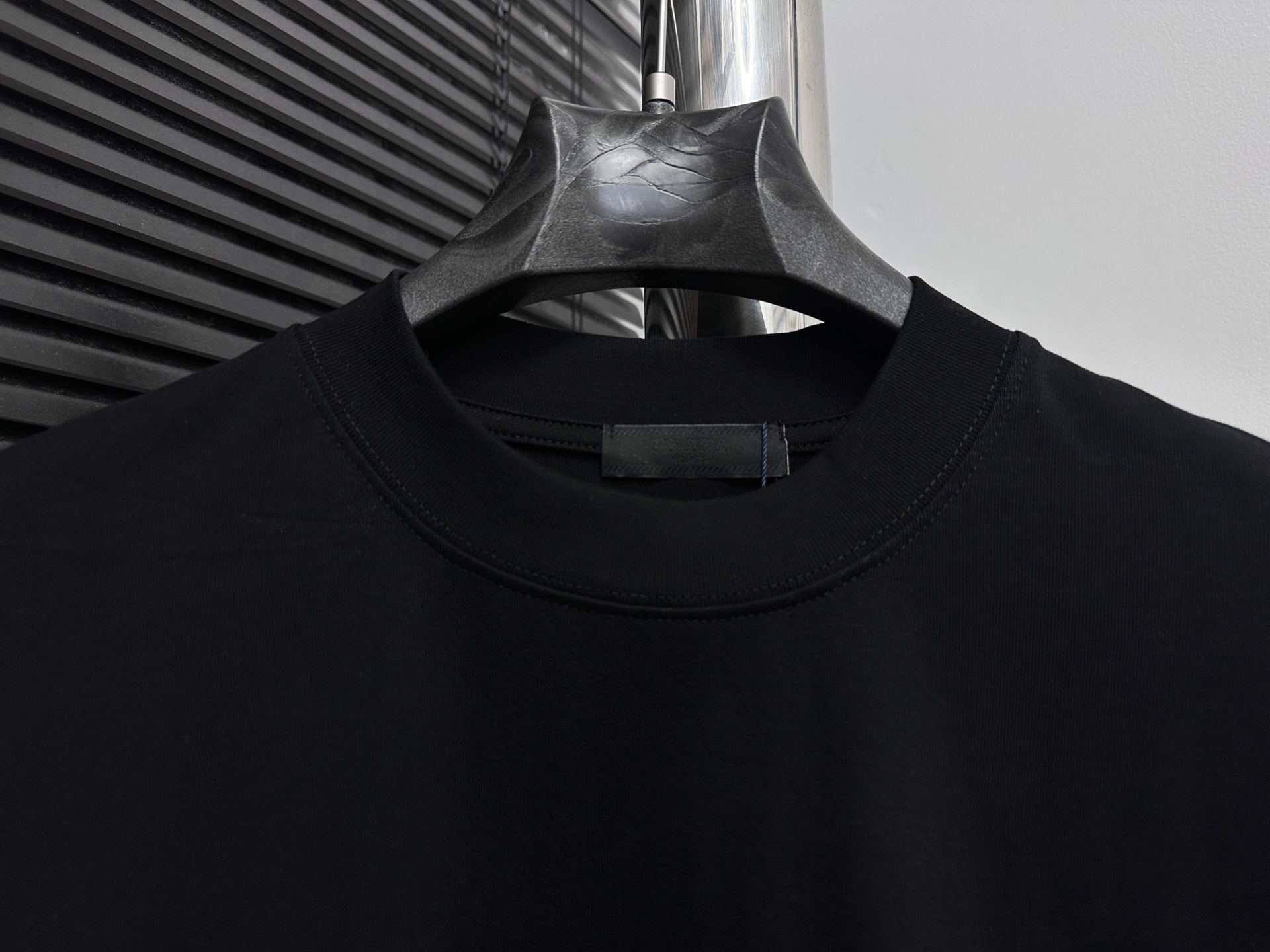 ￼ ￼ P105

【Prada】普拉达25ss刺绣字母短袖T恤
280克定制棉，面料柔软舒适，全新设计灵感，极具时尚代表性!手感舒适透气!极为时尚耐看有腔调，上身效果高端大气，极致有型的百搭款!
尺码：XS-L