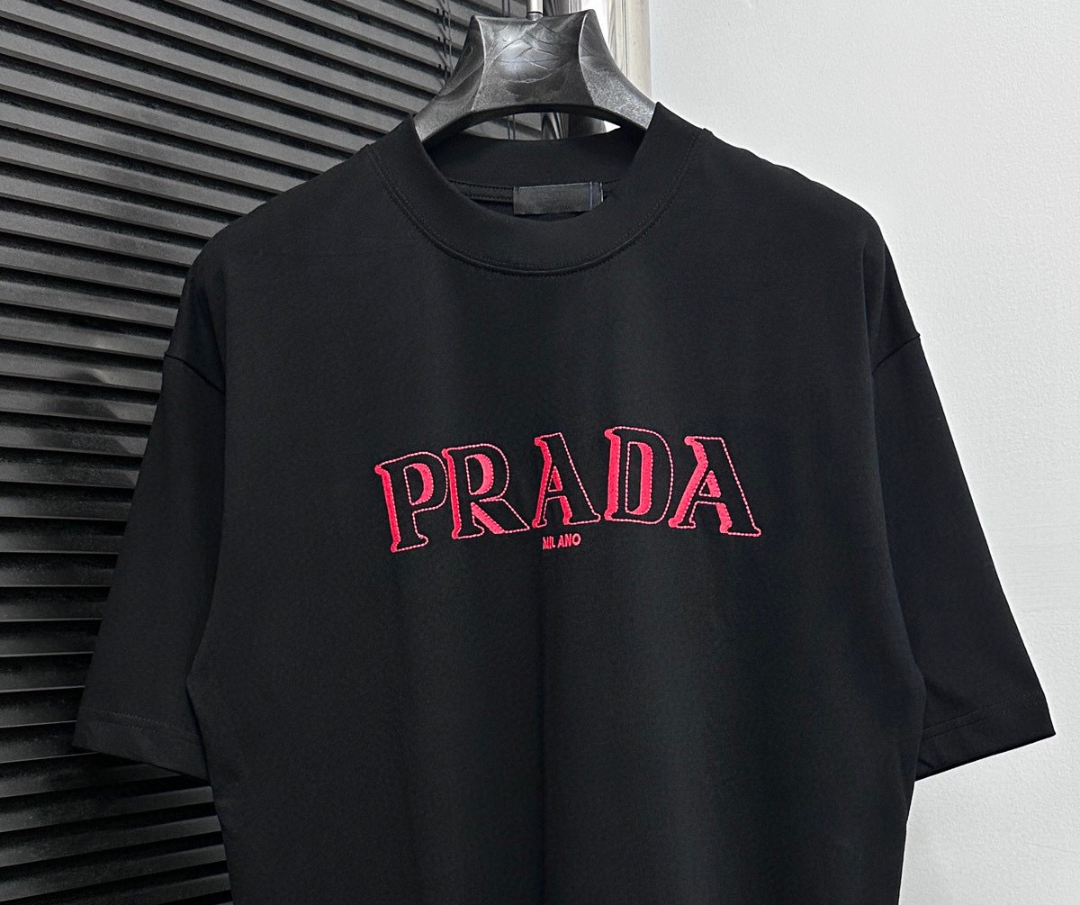 ￼ ￼ P105

【Prada】普拉达25ss刺绣字母短袖T恤
280克定制棉，面料柔软舒适，全新设计灵感，极具时尚代表性!手感舒适透气!极为时尚耐看有腔调，上身效果高端大气，极致有型的百搭款!
尺码：XS-L