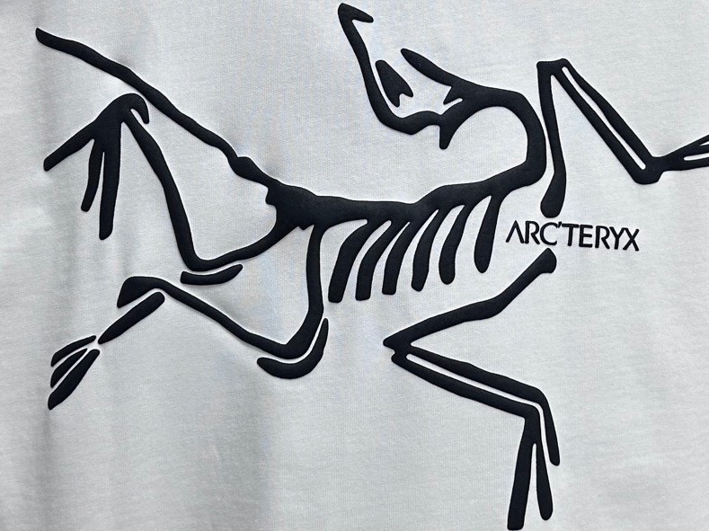 P100

【ARC`TERYX】 始祖鸟发泡印花短袖T恤
定制280克全棉面料，面料柔软，亲肤舒
非常简约大气的一款 无论是上身舒适度都是无可比拟的存在，诠释你的奢华与品位，打造你的时尚风情魅力所在。
男女同款 
颜色：黑色 白色 
尺码：XS-L