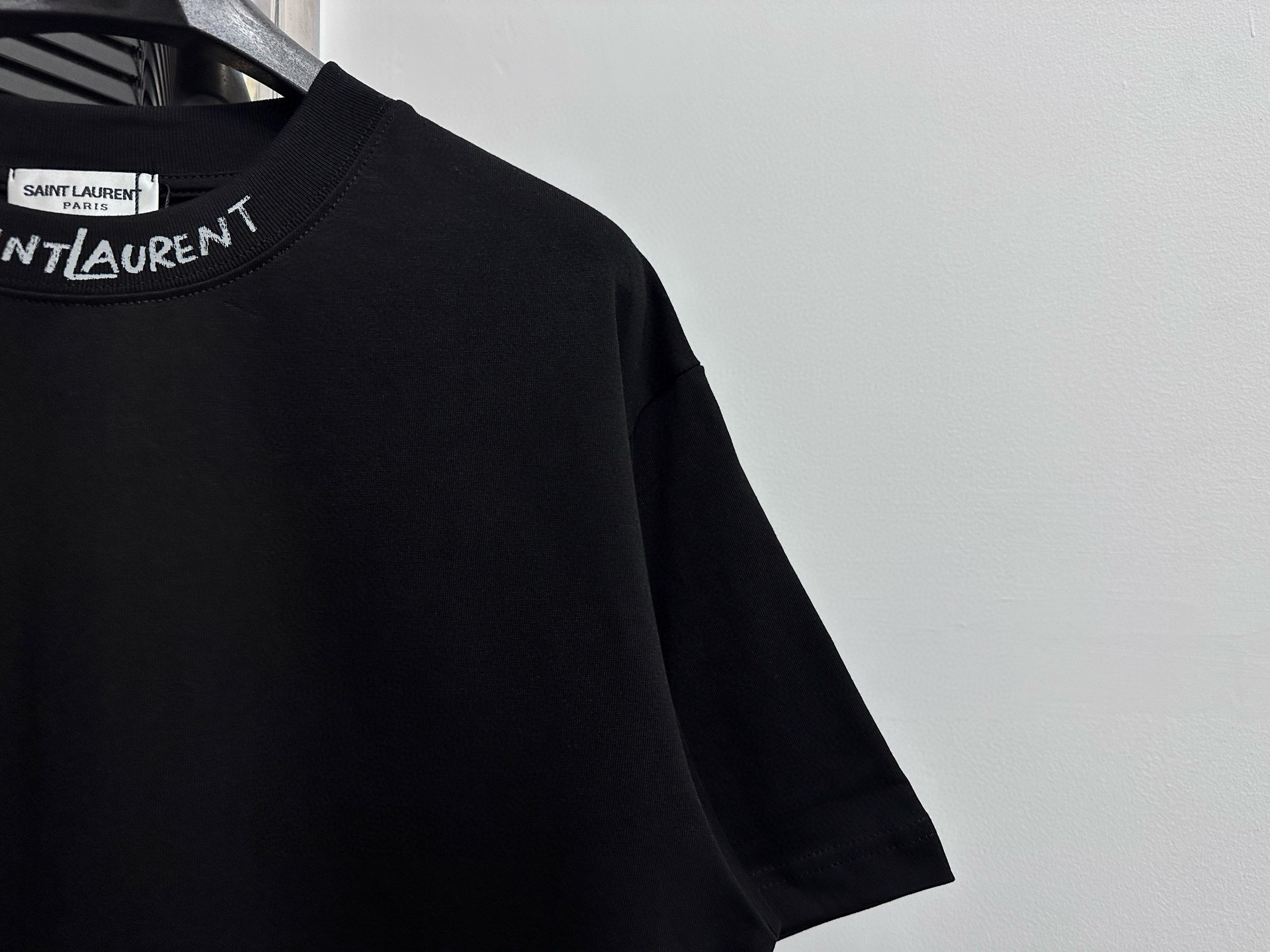 ￼ P100

【YSL】圣罗兰 25ss经典logo短袖t恤
超经典明星通勤必备单品280双纱纯棉!纯棉柔软面料 对色定染面料， 潮流感十足 定染纯棉面料，os版型，三标齐全，男女同款。
颜色：黑色，白色
尺码：XS-L