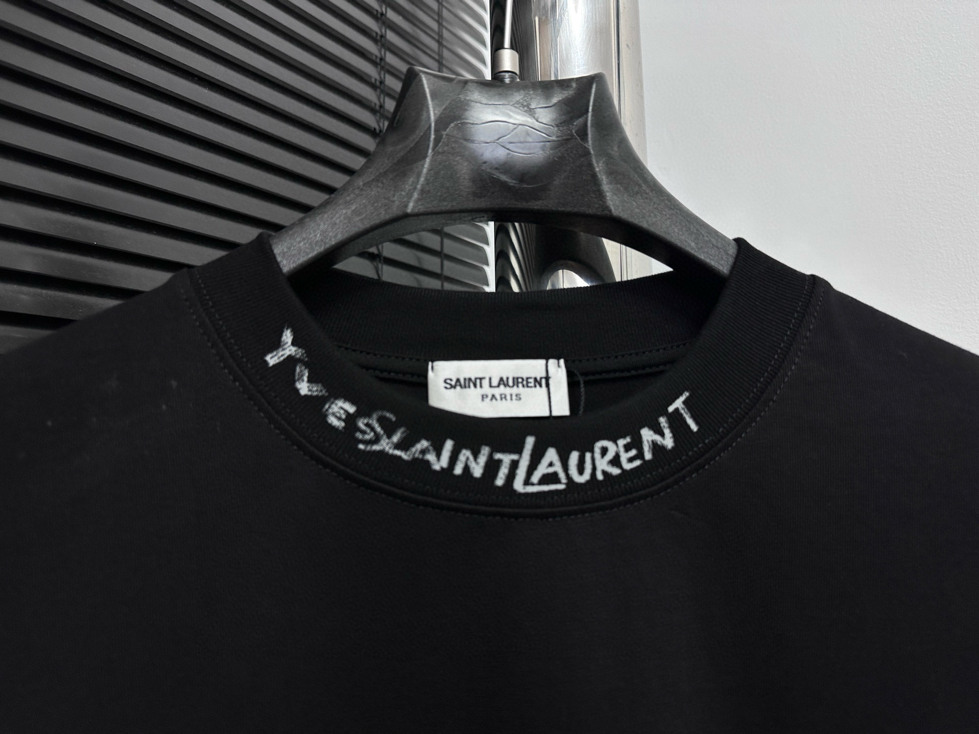 ￼ P100

【YSL】圣罗兰 25ss经典logo短袖t恤
超经典明星通勤必备单品280双纱纯棉!纯棉柔软面料 对色定染面料， 潮流感十足 定染纯棉面料，os版型，三标齐全，男女同款。
颜色：黑色，白色
尺码：XS-L