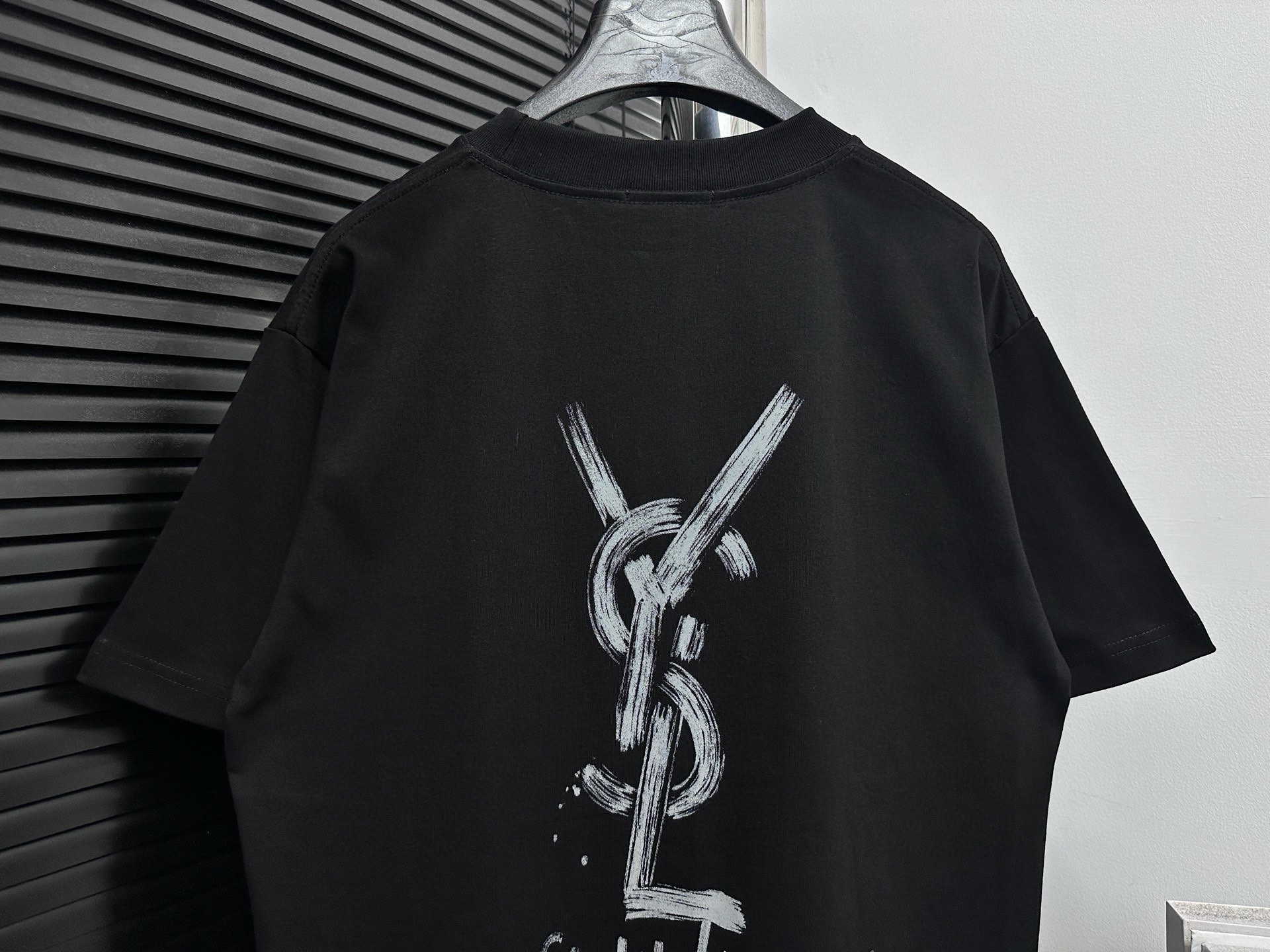 ￼ P100

【YSL】圣罗兰 25ss经典logo短袖t恤
超经典明星通勤必备单品280双纱纯棉!纯棉柔软面料 对色定染面料， 潮流感十足 定染纯棉面料，os版型，三标齐全，男女同款。
颜色：黑色，白色
尺码：XS-L