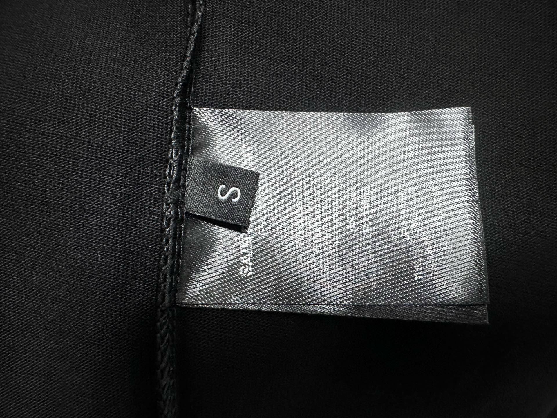 ￼ P100

【YSL】圣罗兰 25ss经典logo短袖t恤
超经典明星通勤必备单品280双纱纯棉!纯棉柔软面料 对色定染面料， 潮流感十足 定染纯棉面料，os版型，三标齐全，男女同款。
颜色：黑色，白色
尺码：XS-L