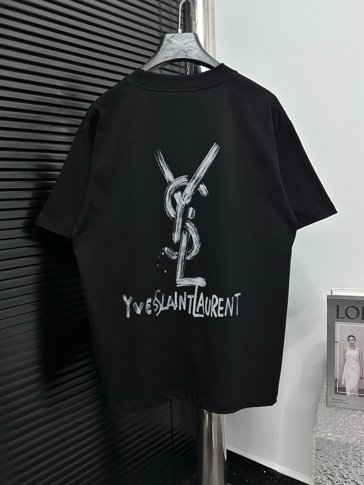 ￼ P100

【YSL】圣罗兰 25ss经典logo短袖t恤
超经典明星通勤必备单品280双纱纯棉!纯棉柔软面料 对色定染面料， 潮流感十足 定染纯棉面料，os版型，三标齐全，男女同款。
颜色：黑色，白色
尺码：XS-L