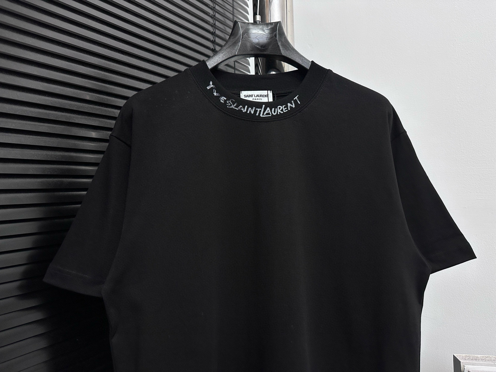 ￼ P100

【YSL】圣罗兰 25ss经典logo短袖t恤
超经典明星通勤必备单品280双纱纯棉!纯棉柔软面料 对色定染面料， 潮流感十足 定染纯棉面料，os版型，三标齐全，男女同款。
颜色：黑色，白色
尺码：XS-L