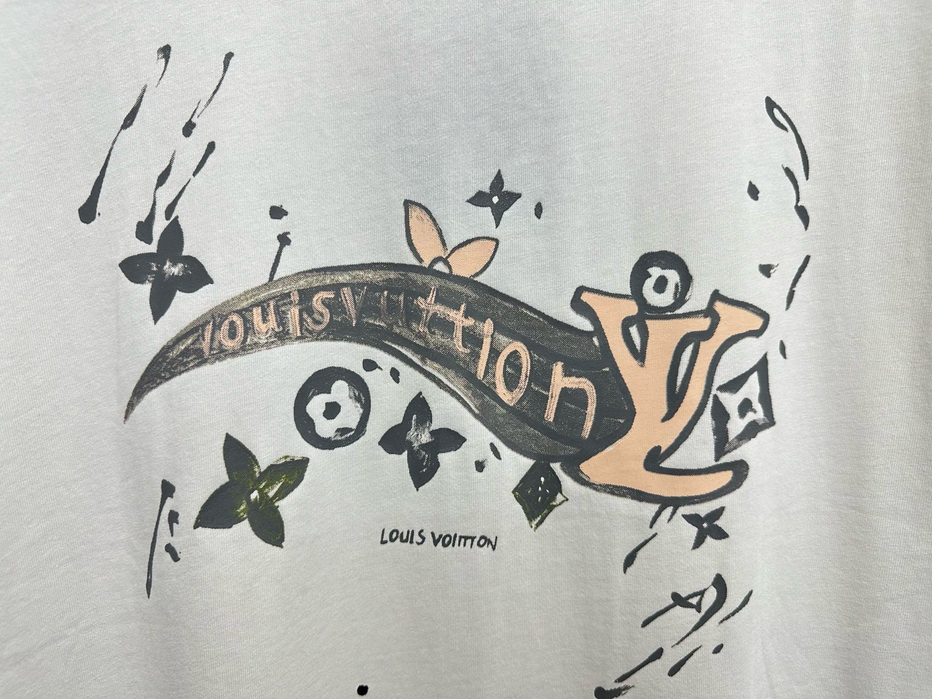 P100

【Louis Vuitton】25SS早春新款字母短袖
纯棉双纱汗布面料  同缸定染特种加粗32支双股1X1螺纹 
轻奢主义 男女日常通勤穿搭必备单品 正确版本
颜色：黑色/白色
尺码：XS-L