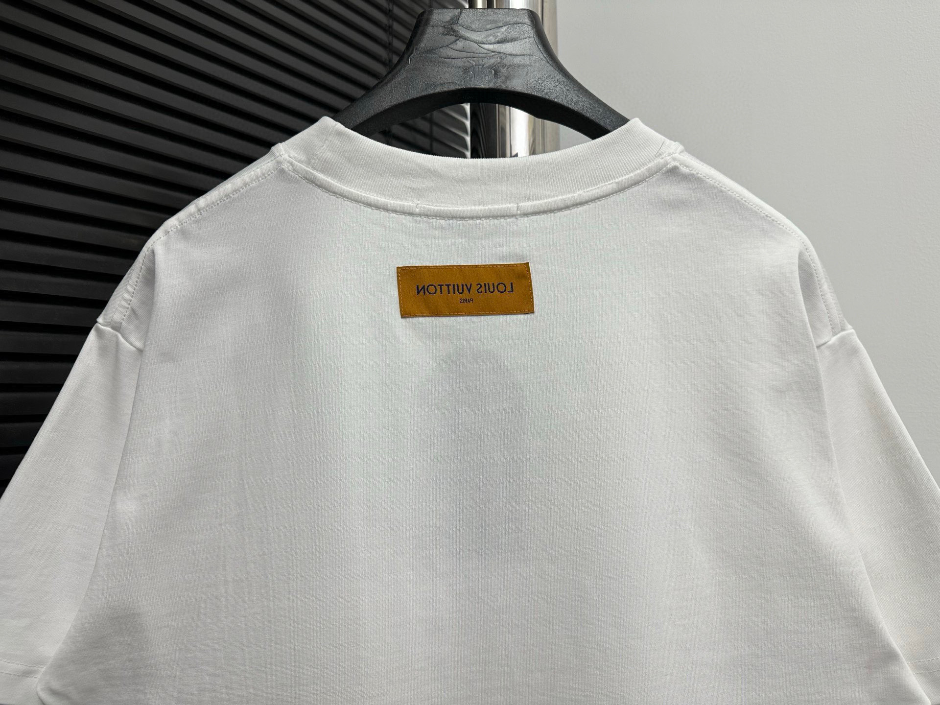 P100

【Louis Vuitton】25SS早春新款字母短袖
纯棉双纱汗布面料  同缸定染特种加粗32支双股1X1螺纹 
轻奢主义 男女日常通勤穿搭必备单品 正确版本
颜色：黑色/白色
尺码：XS-L