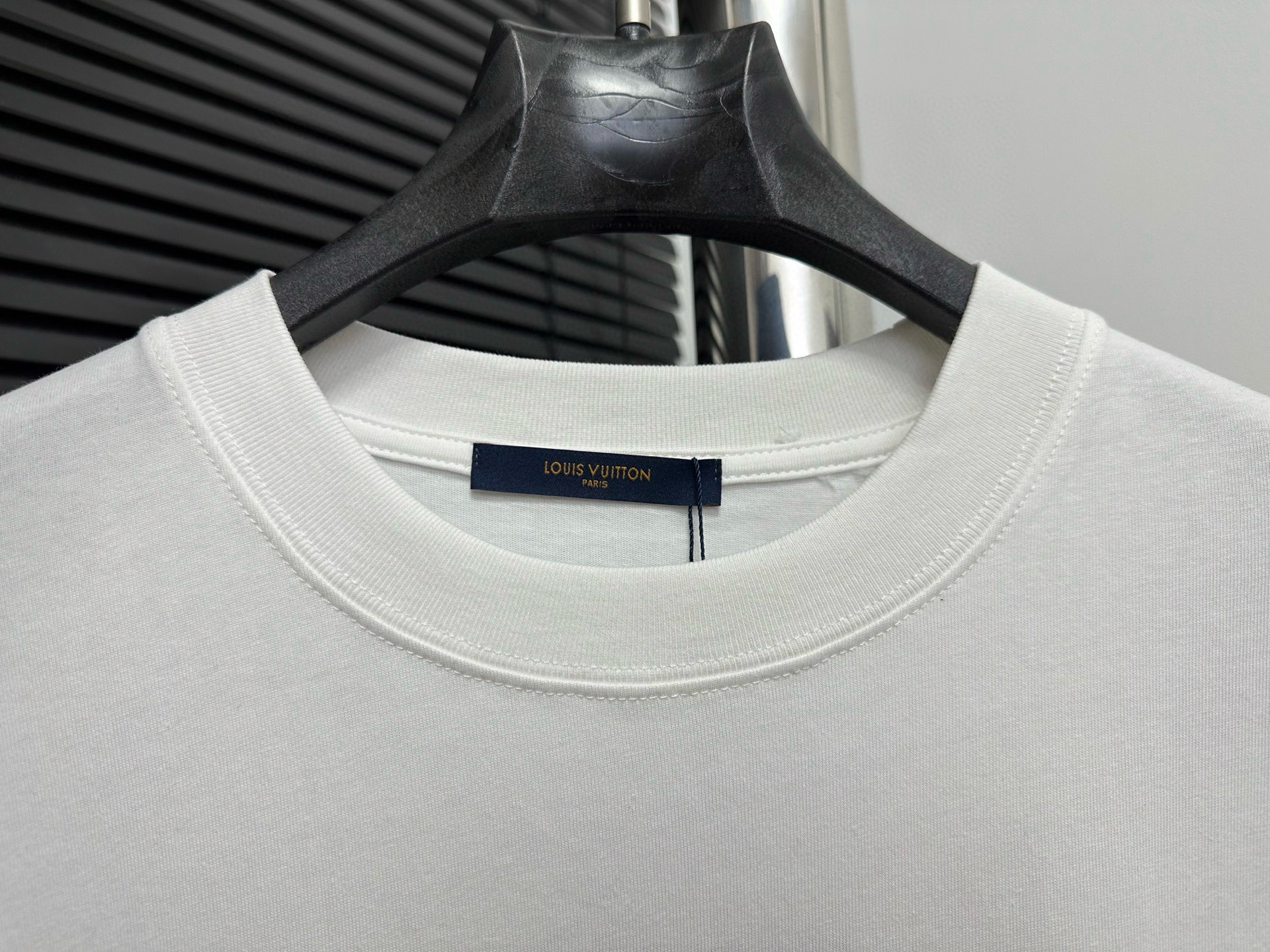 P100

【Louis Vuitton】25SS早春新款字母短袖
纯棉双纱汗布面料  同缸定染特种加粗32支双股1X1螺纹 
轻奢主义 男女日常通勤穿搭必备单品 正确版本
颜色：黑色/白色
尺码：XS-L