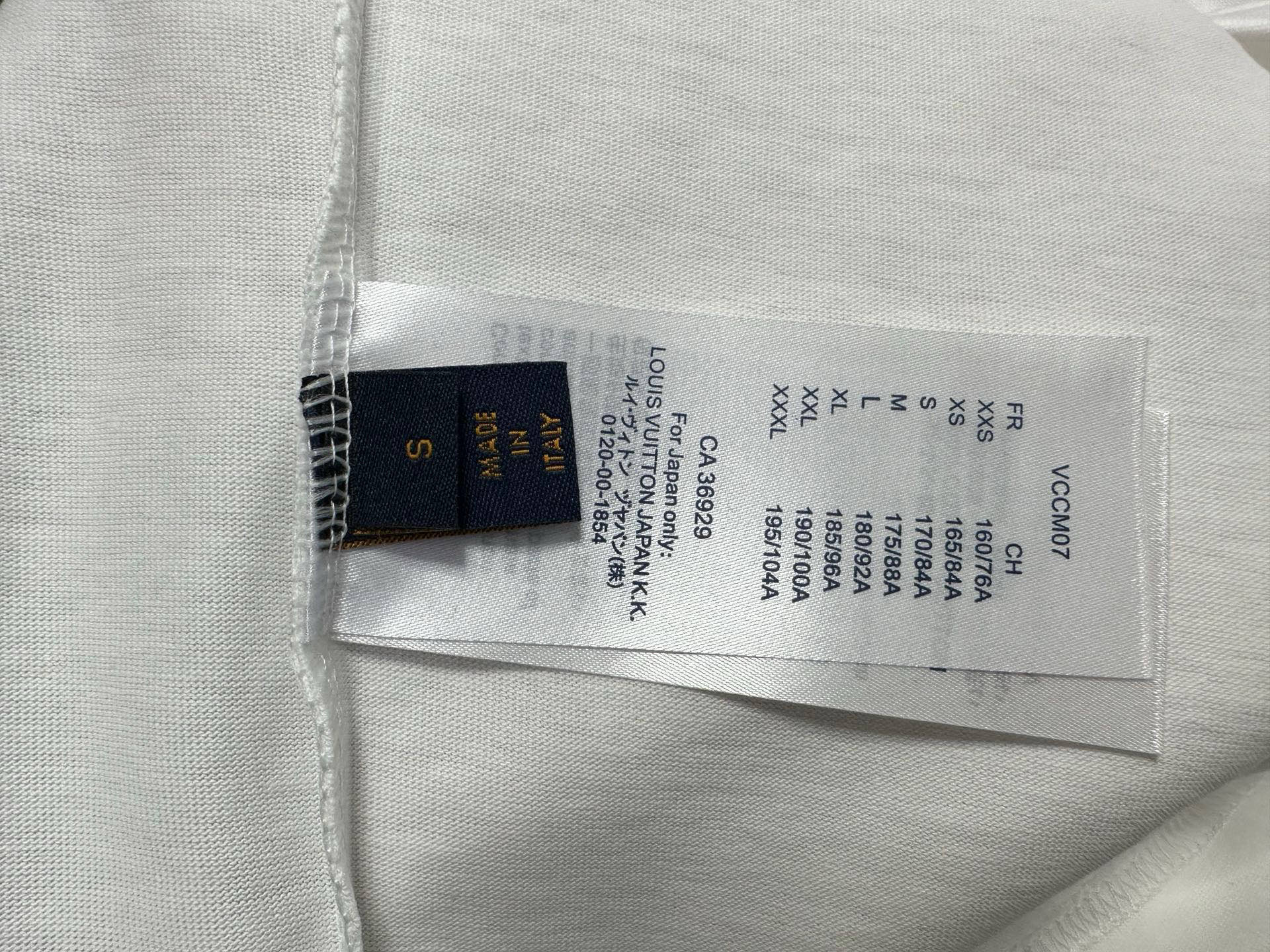 P100

【Louis Vuitton】25SS早春新款字母短袖
纯棉双纱汗布面料  同缸定染特种加粗32支双股1X1螺纹 
轻奢主义 男女日常通勤穿搭必备单品 正确版本
颜色：黑色/白色
尺码：XS-L