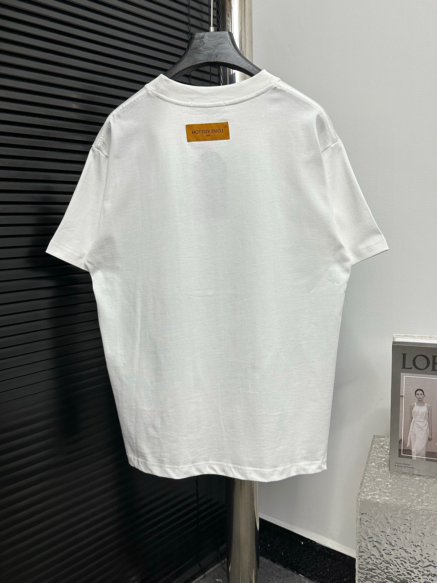 P100

【Louis Vuitton】25SS早春新款字母短袖
纯棉双纱汗布面料  同缸定染特种加粗32支双股1X1螺纹 
轻奢主义 男女日常通勤穿搭必备单品 正确版本
颜色：黑色/白色
尺码：XS-L