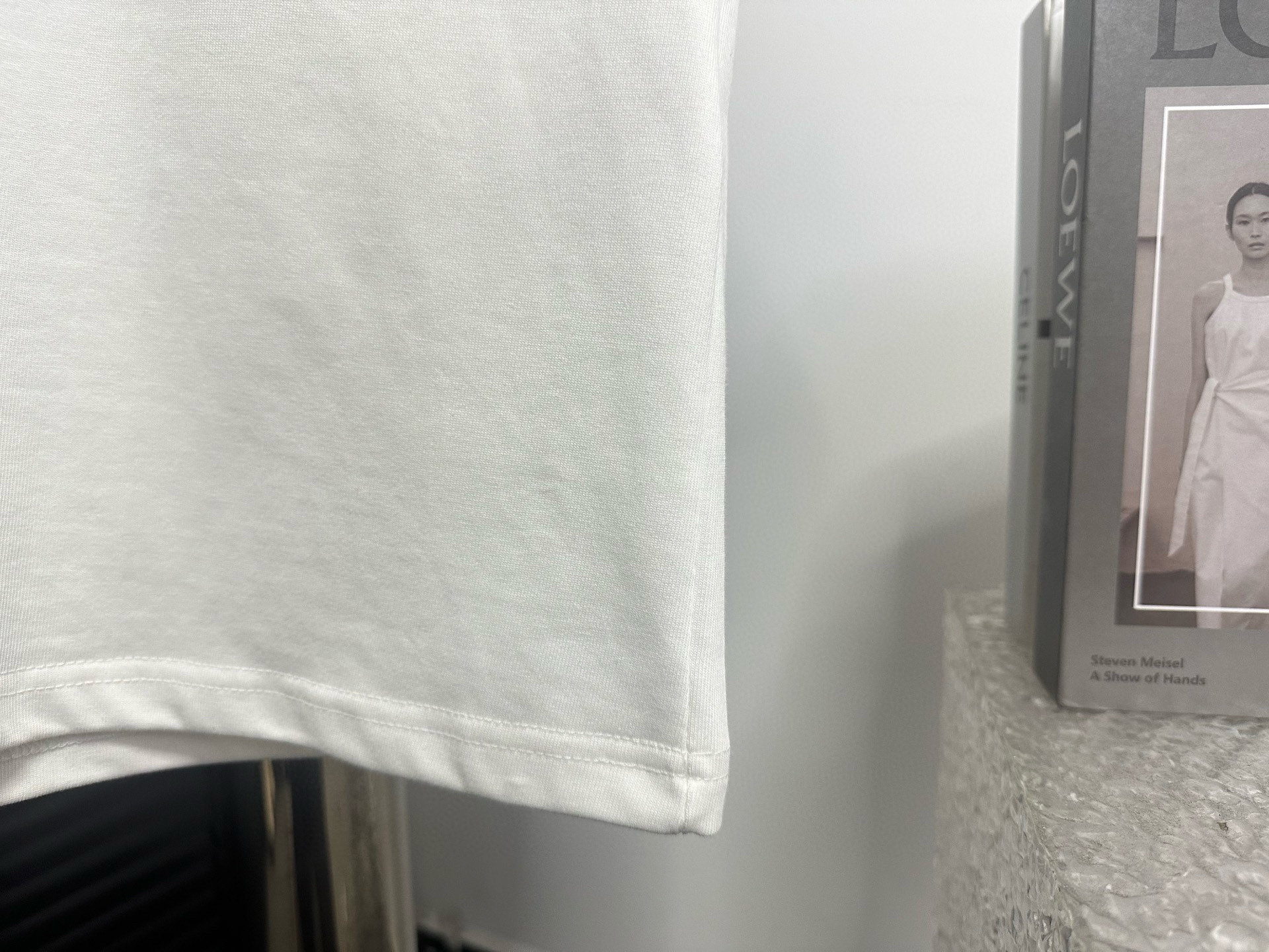 P100

【Louis Vuitton】25SS早春新款字母短袖
纯棉双纱汗布面料  同缸定染特种加粗32支双股1X1螺纹 
轻奢主义 男女日常通勤穿搭必备单品 正确版本
颜色：黑色/白色
尺码：XS-L
