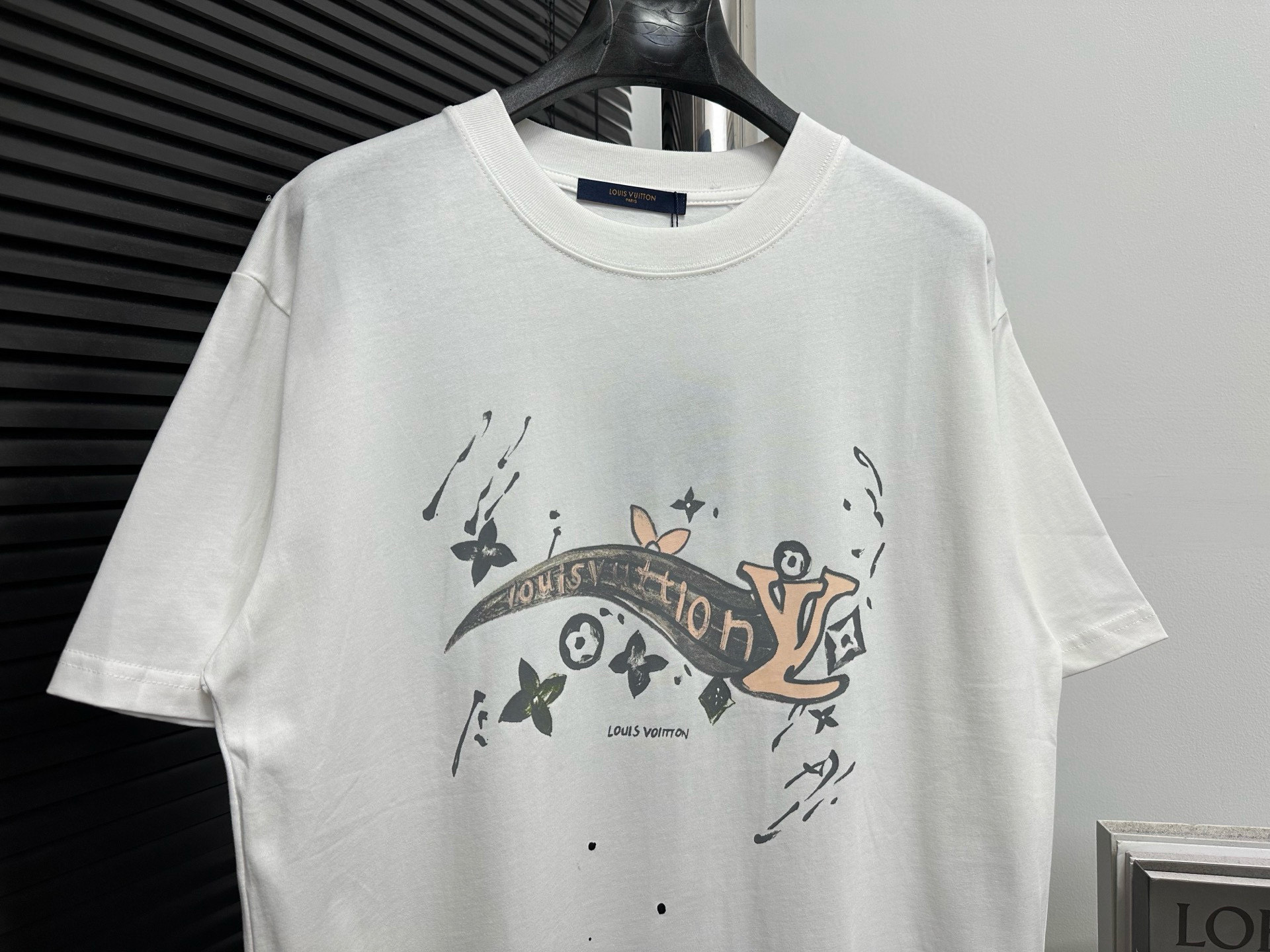 P100

【Louis Vuitton】25SS早春新款字母短袖
纯棉双纱汗布面料  同缸定染特种加粗32支双股1X1螺纹 
轻奢主义 男女日常通勤穿搭必备单品 正确版本
颜色：黑色/白色
尺码：XS-L