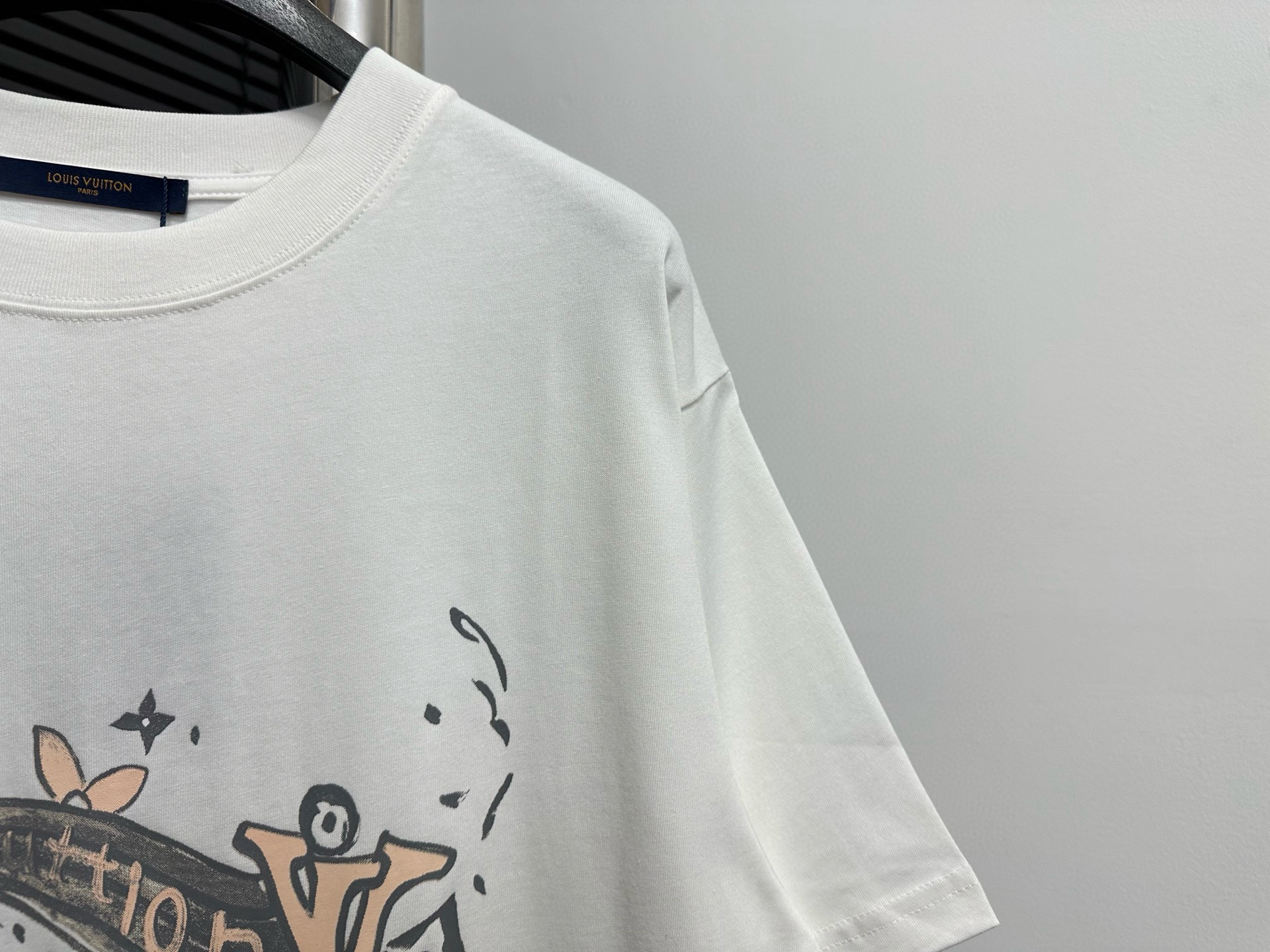 P100

【Louis Vuitton】25SS早春新款字母短袖
纯棉双纱汗布面料  同缸定染特种加粗32支双股1X1螺纹 
轻奢主义 男女日常通勤穿搭必备单品 正确版本
颜色：黑色/白色
尺码：XS-L