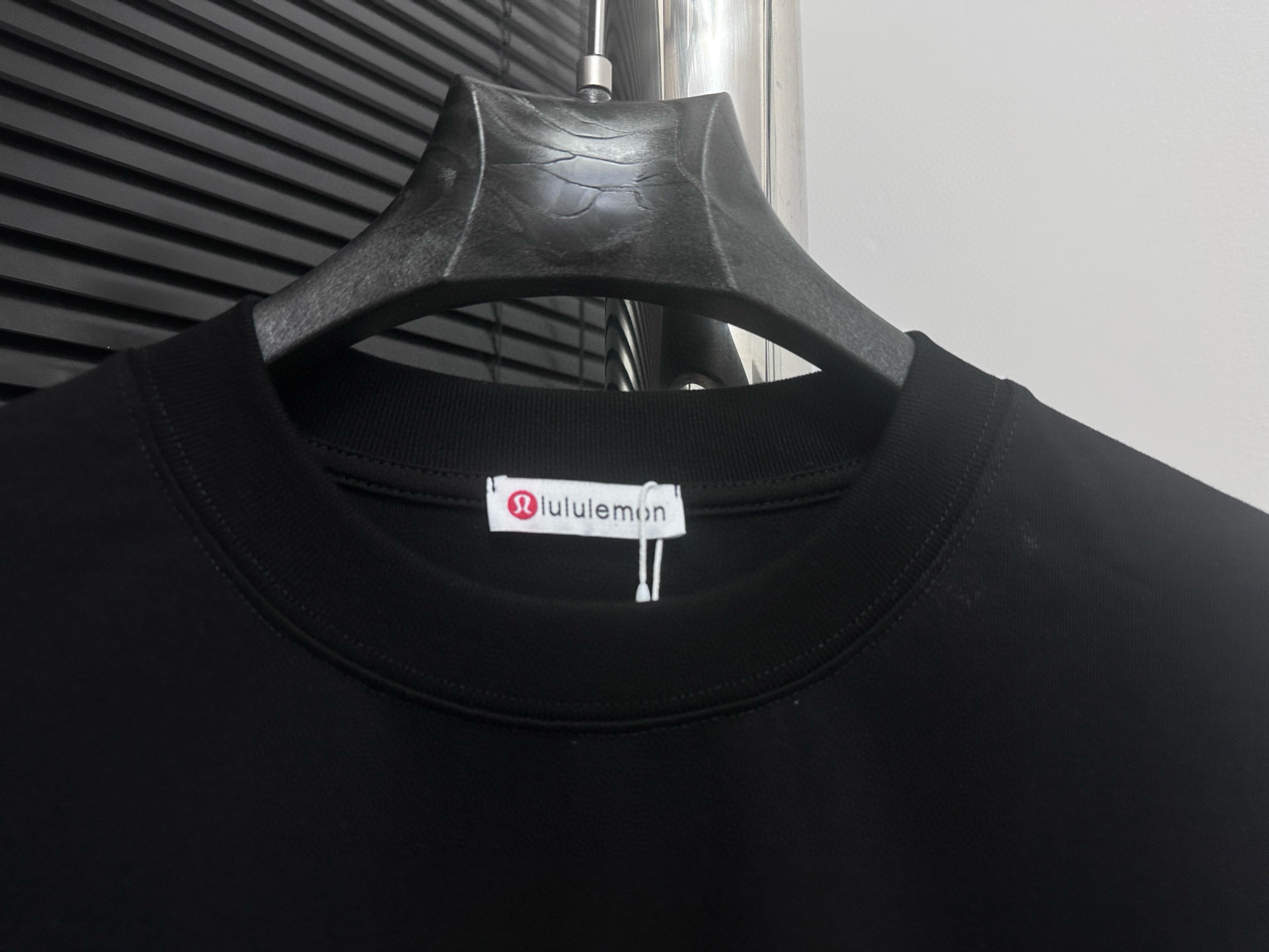 P100

【Lululemon】lulu 2025SS新款字母印花短袖
大Logo字母os廓形宽松版型重磅纯棉短袖
 简单百搭 无论内搭外穿尽显运动气息
尺码：Xs-L