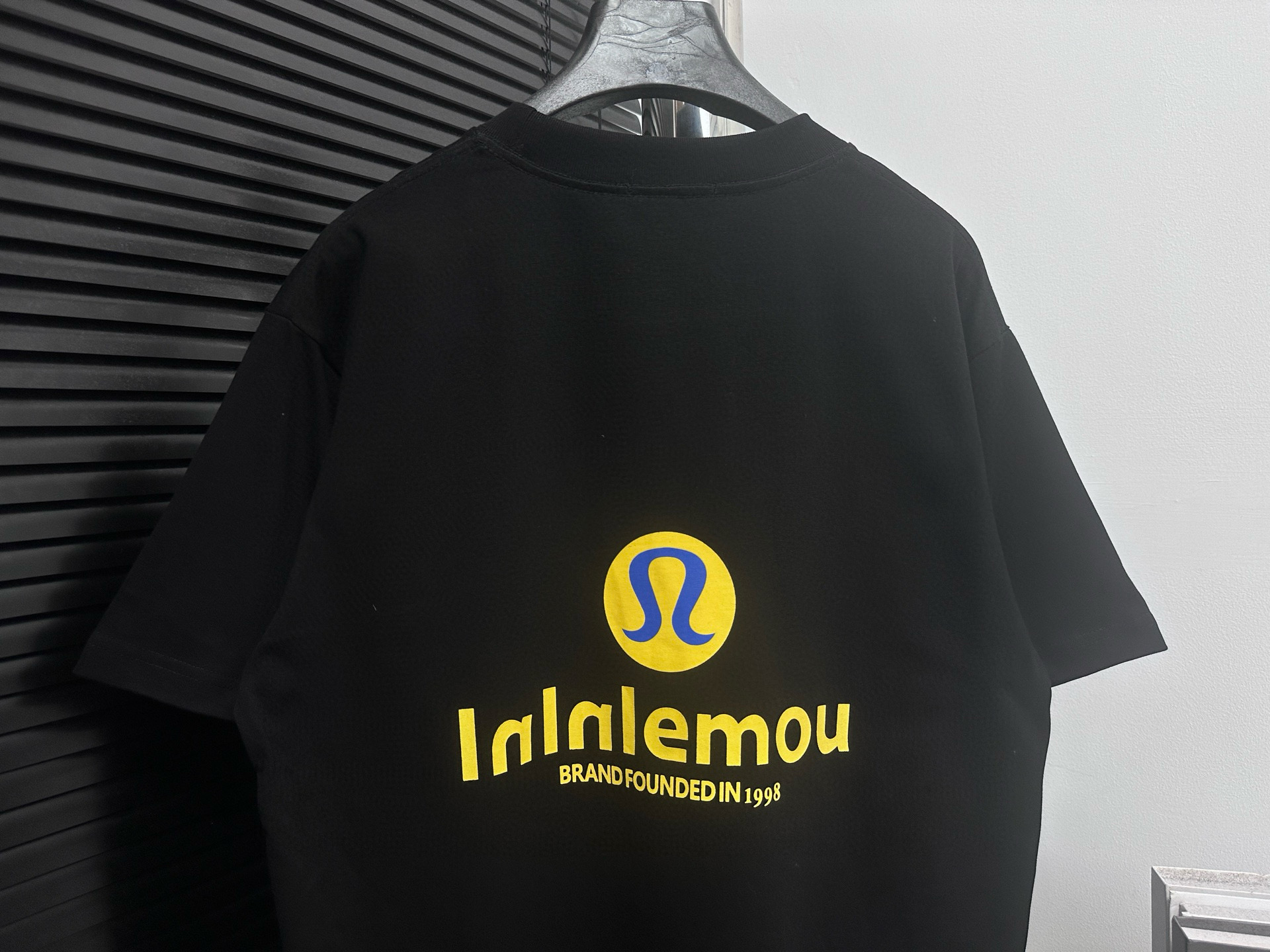 P100

【Lululemon】lulu 2025SS新款字母印花短袖
大Logo字母os廓形宽松版型重磅纯棉短袖
 简单百搭 无论内搭外穿尽显运动气息
尺码：Xs-L