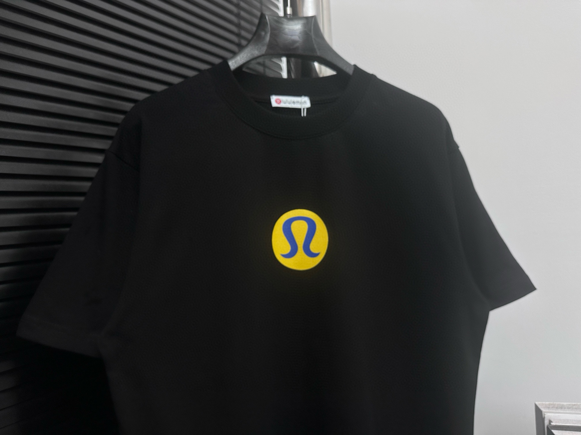 P100

【Lululemon】lulu 2025SS新款字母印花短袖
大Logo字母os廓形宽松版型重磅纯棉短袖
 简单百搭 无论内搭外穿尽显运动气息
尺码：Xs-L