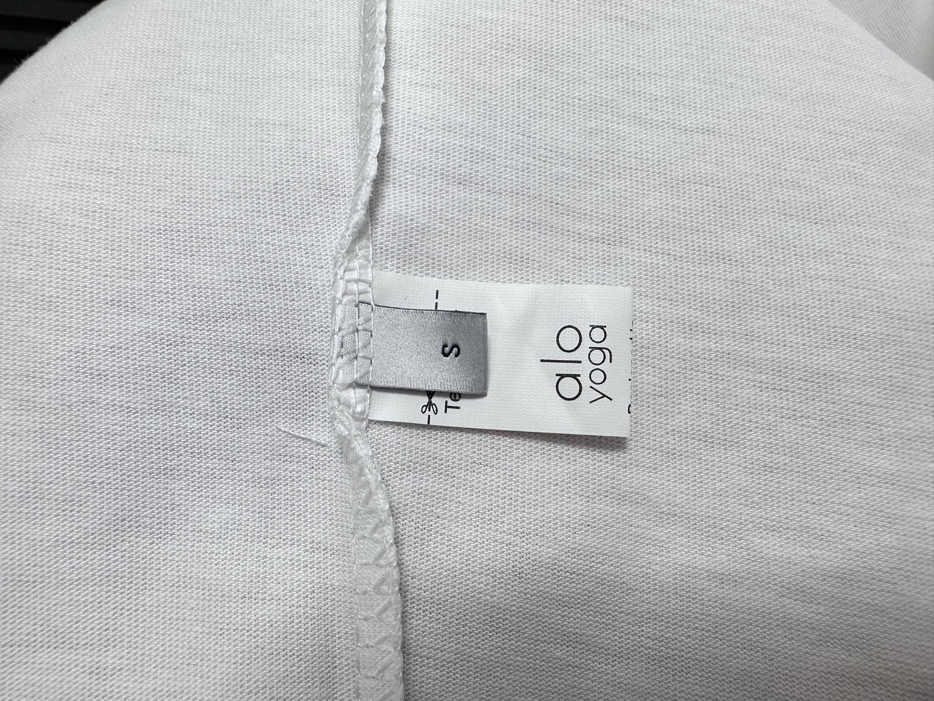 P100

【alo】25ss字母logo短袖
采用270克双纱面料，1*1索罗娜罗纹，宽松版本，男女同款
尺码：XS-L
