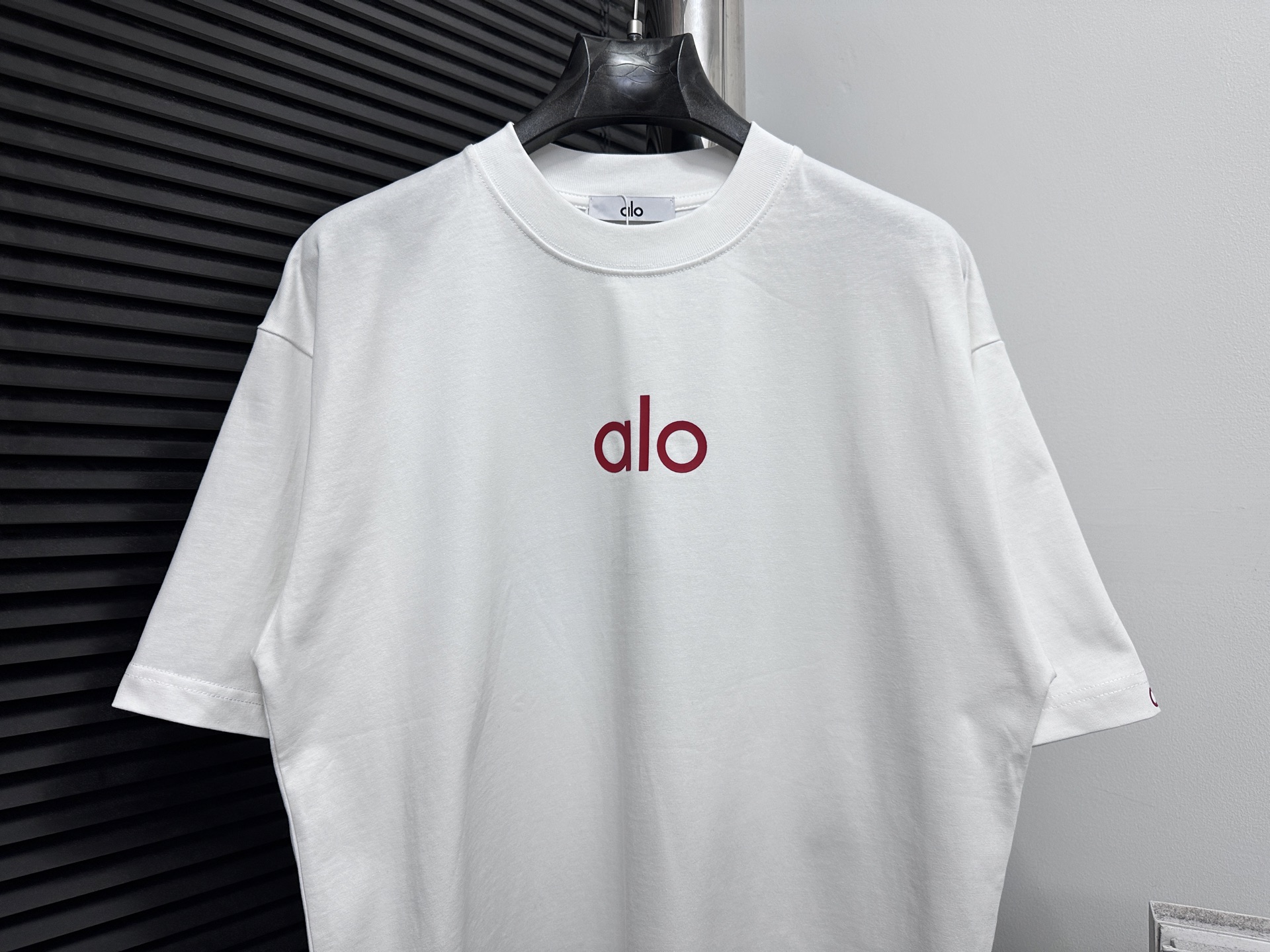 P100

【alo】25ss字母logo短袖
采用270克双纱面料，1*1索罗娜罗纹，宽松版本，男女同款
尺码：XS-L
