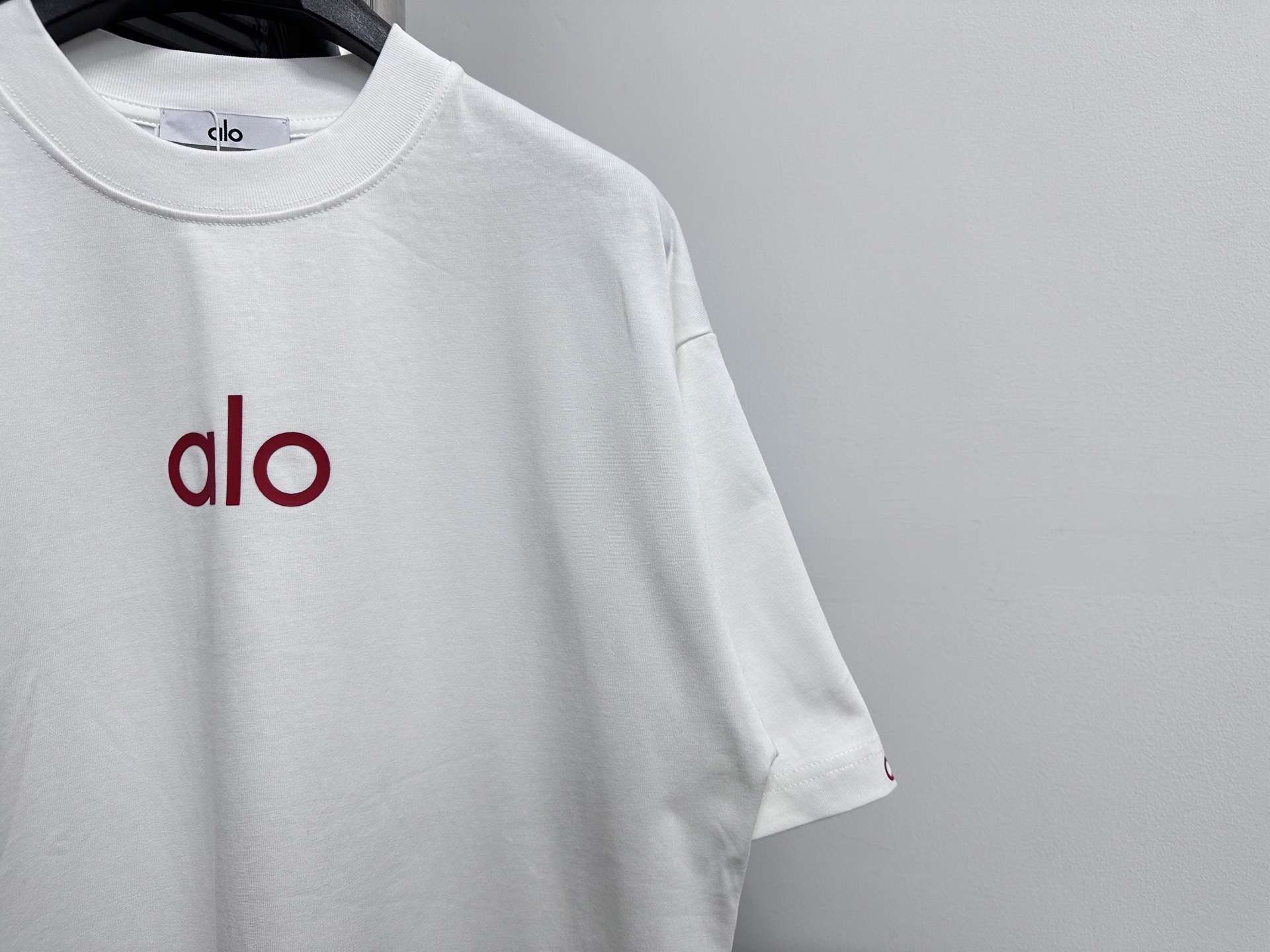P100

【alo】25ss字母logo短袖
采用270克双纱面料，1*1索罗娜罗纹，宽松版本，男女同款
尺码：XS-L
