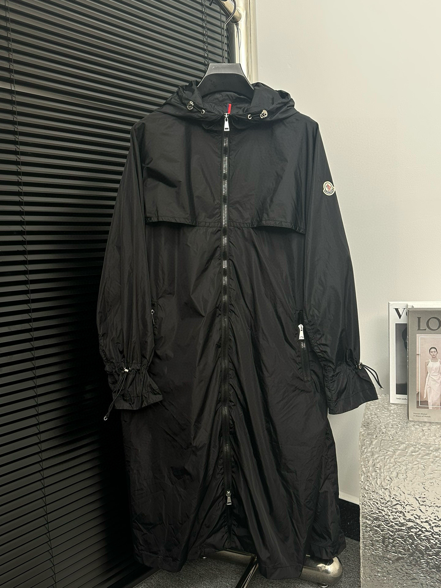 【Moncler】Nueva gabardina larga con capucha para mujer, ¡una gabardina larga que vale la pena! Para aquellos que aman el…