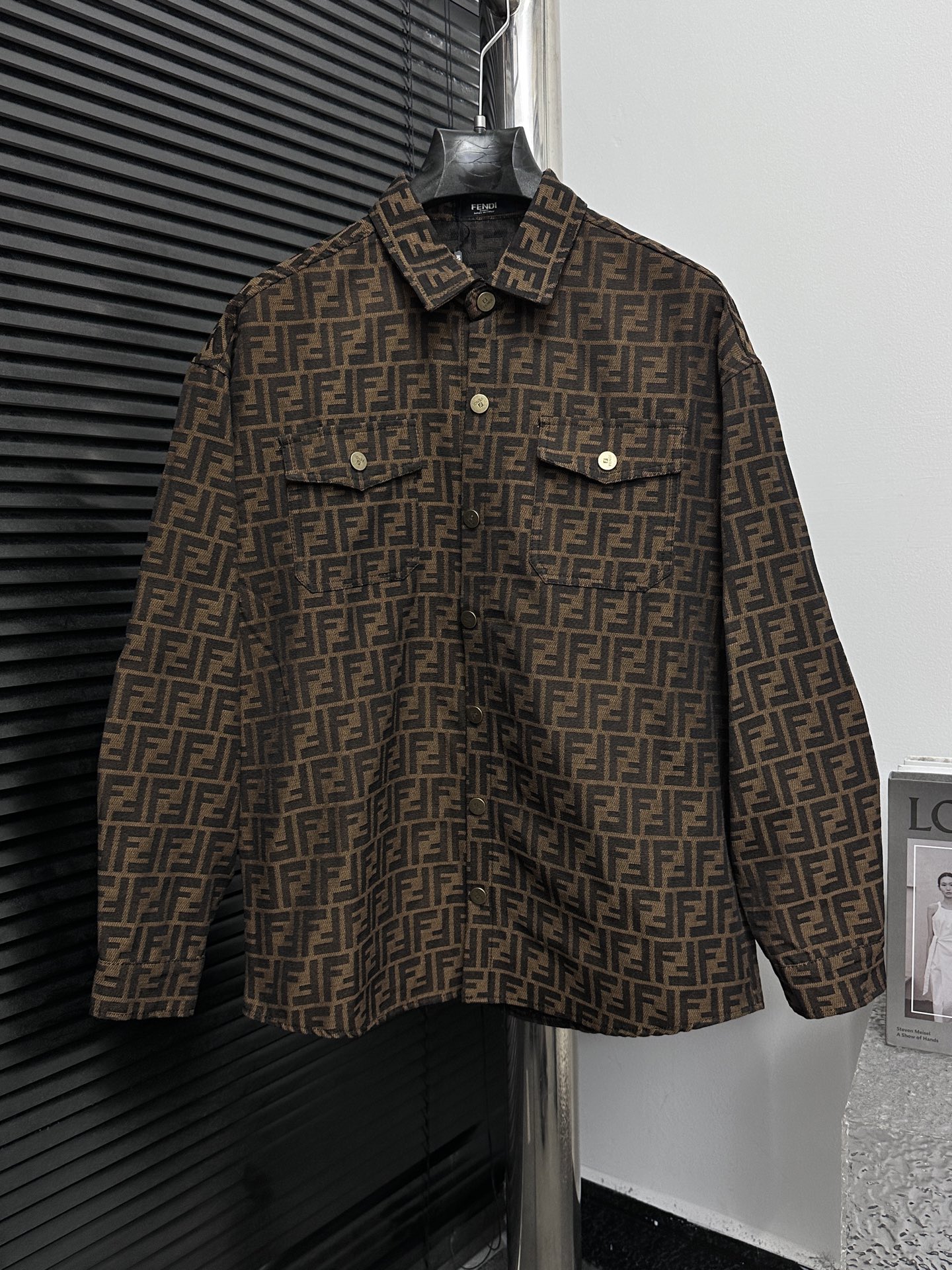 【FENID】Camisa chaqueta jacquard 25ss de Fendi. Esta camisa chaqueta de cuello, con cierre de botones ocultos. Material …