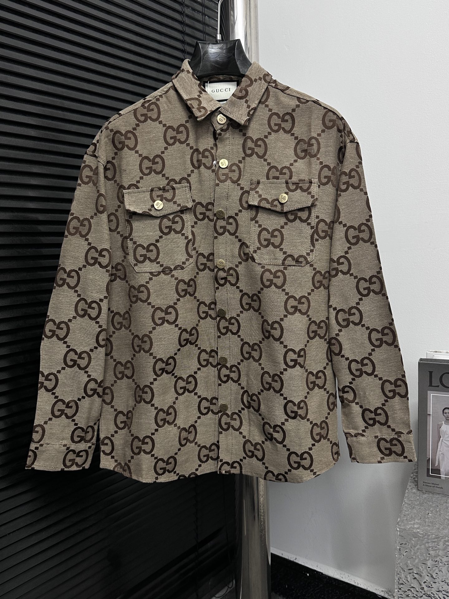 【GUCCI】Gucci 25ss jacquard jacket shirt Esta chaqueta tipo camisa con cuello, cierre de botón oculto. Material de tela …