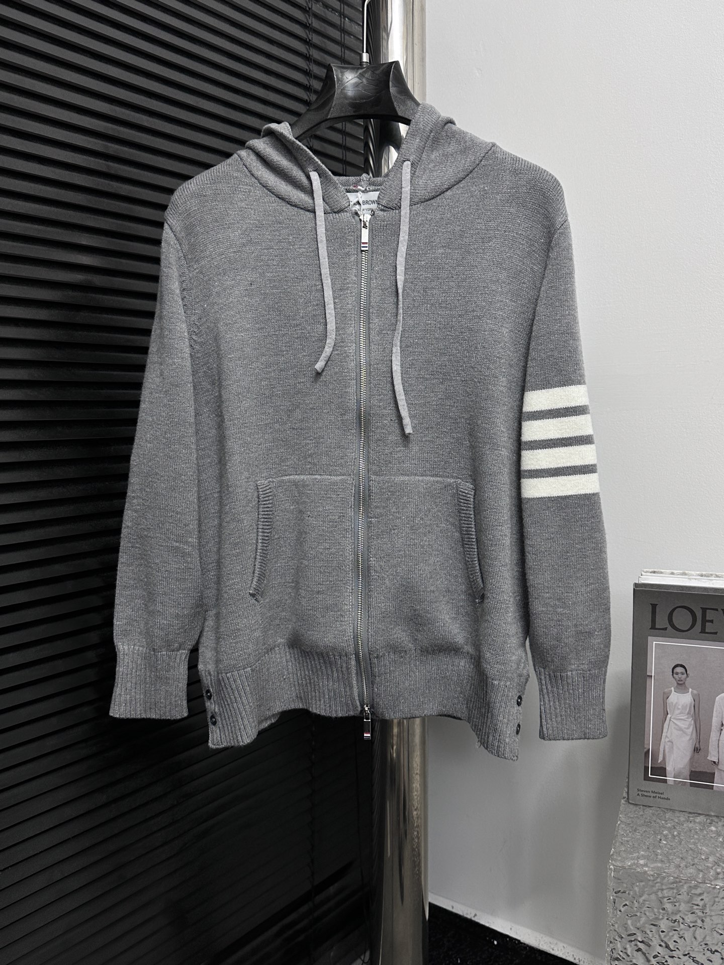 【Thom Browne】Cárdigan de punto con capucha y barco, chaqueta exterior con cuatro rayas TB y barco tejido en la espalda,…