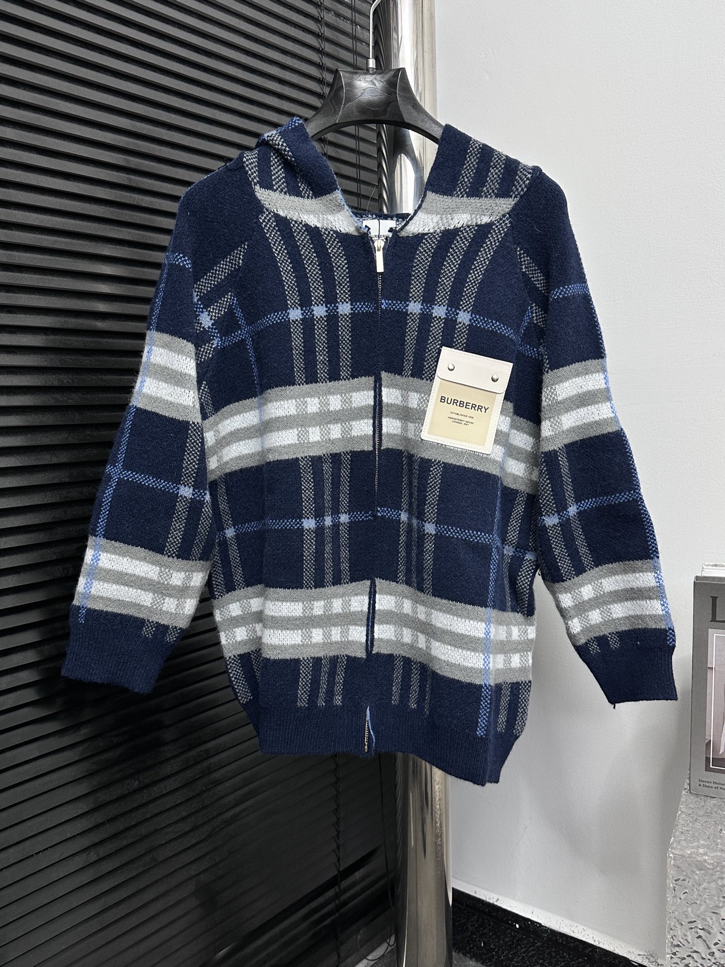[Burberry] bbr classic etiqueta de cuero con cremallera y capucha de punto de lana azul para hombres y mujeres. Está co…