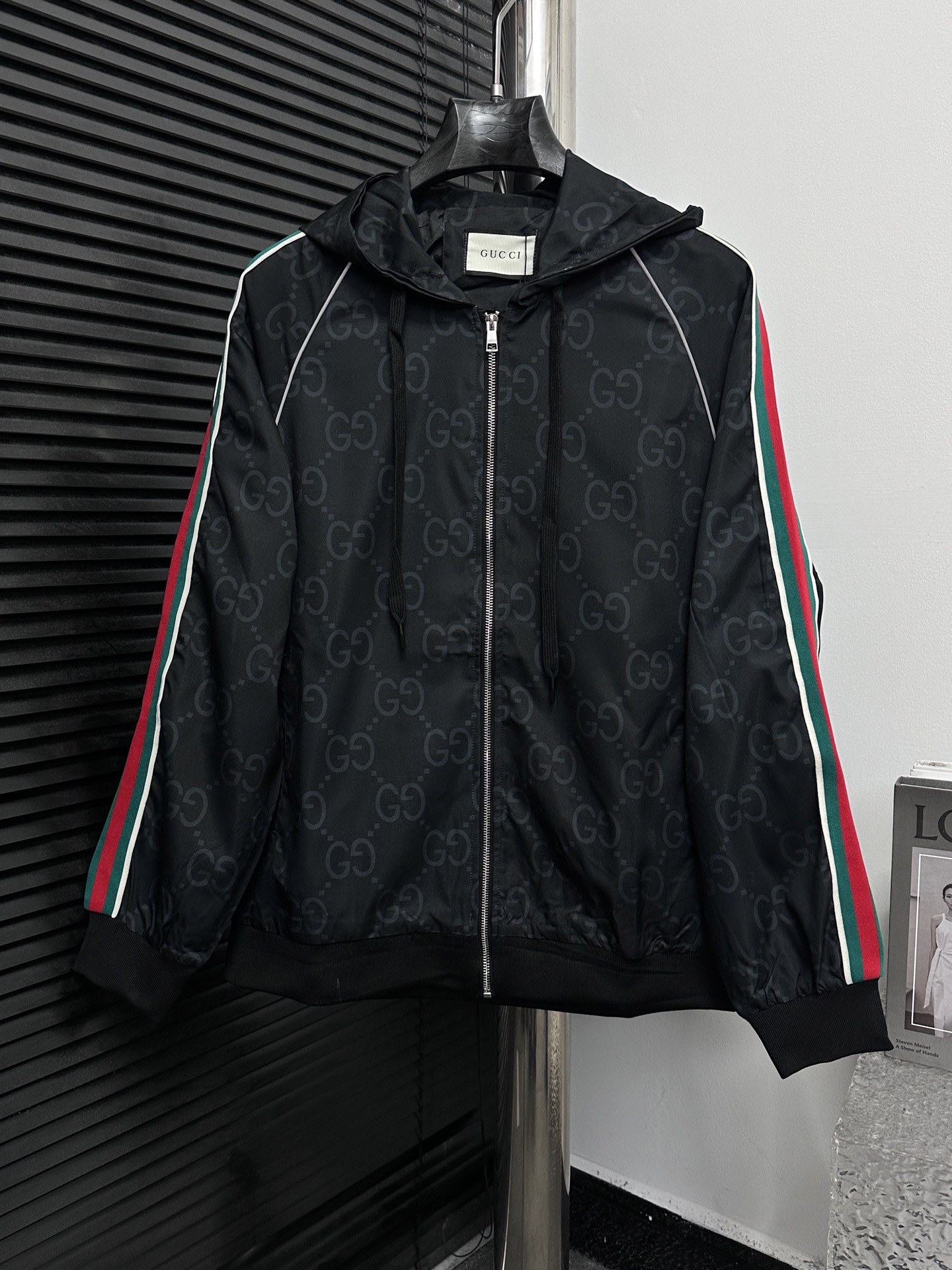 【GUCCI】Gucci chaqueta con capucha nueva de principios de otoño 25, con tejido jacquard de doble letra y cinta de rayas …