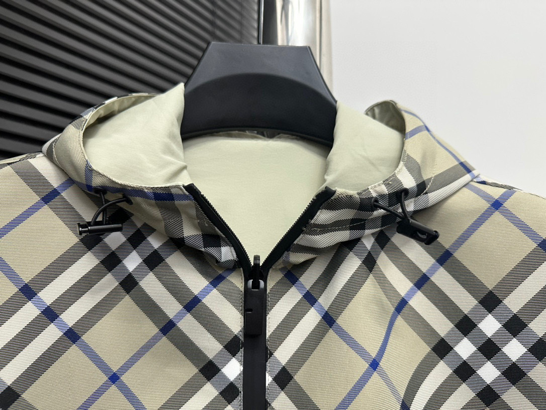 Chaqueta Reversible Burberry con Capucha y Estampado de Cuadros para Hombre 8 i1755879906798 7758 0 6
