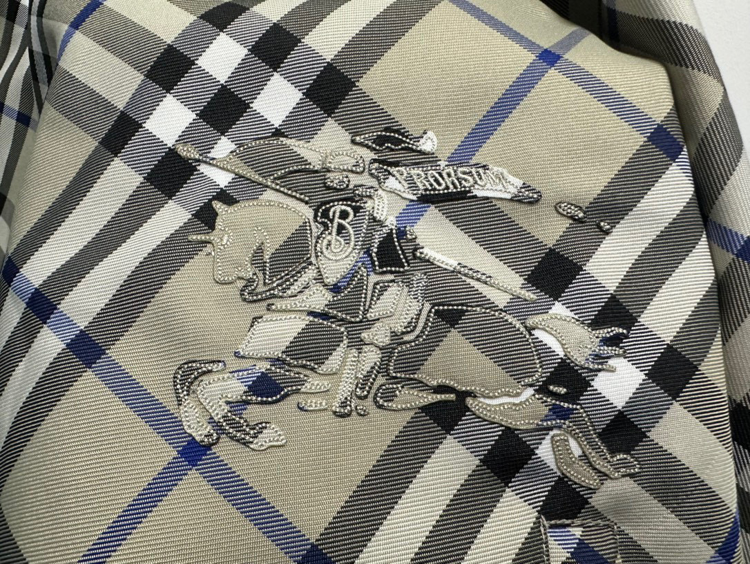 Chaqueta Reversible Burberry con Capucha y Estampado de Cuadros para Hombre 11 i1755879907552 4748 0 9
